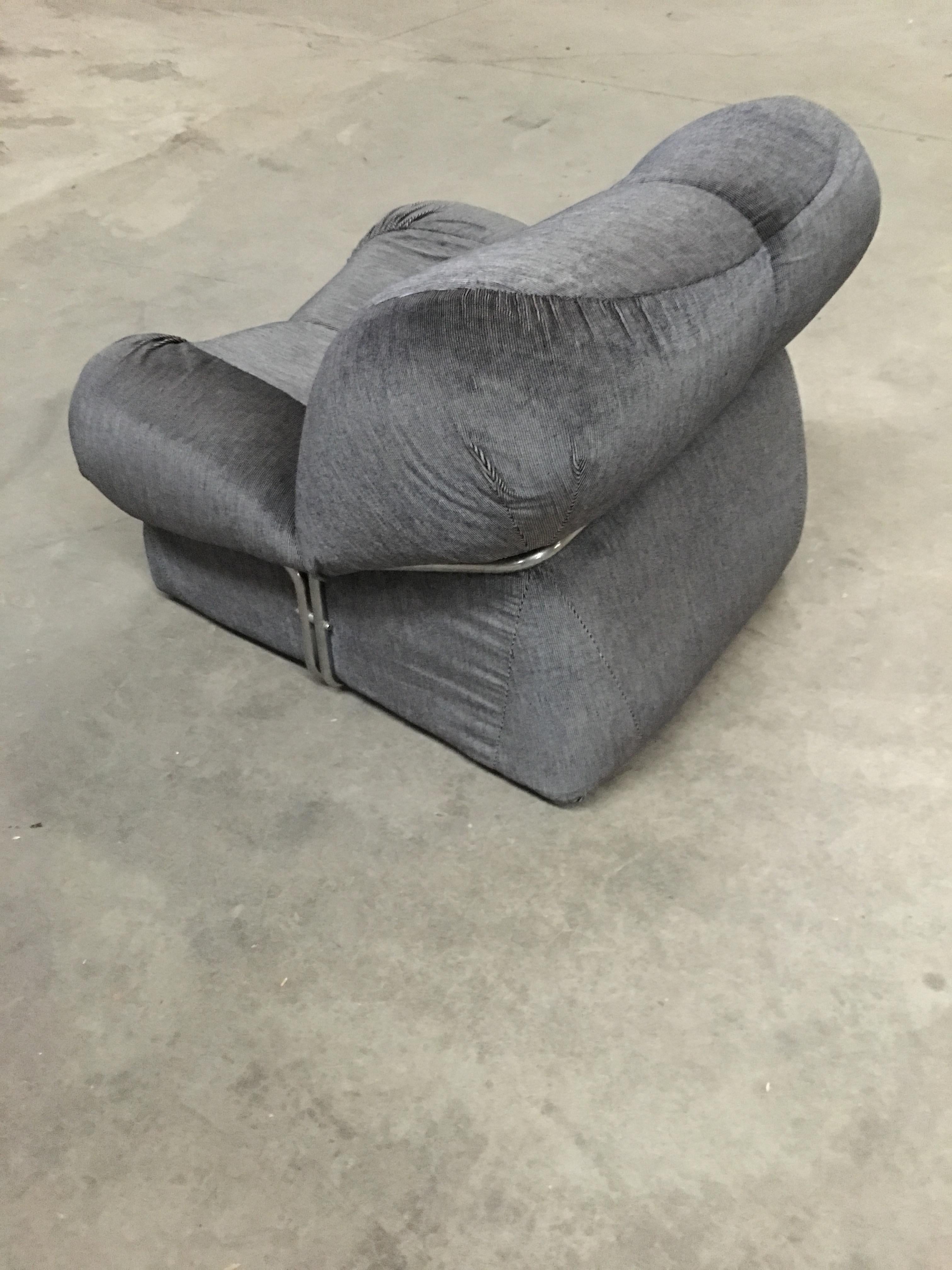 Fauteuil italien en velours mi-siècle moderne avec structure chromée, années 1970 en vente 3