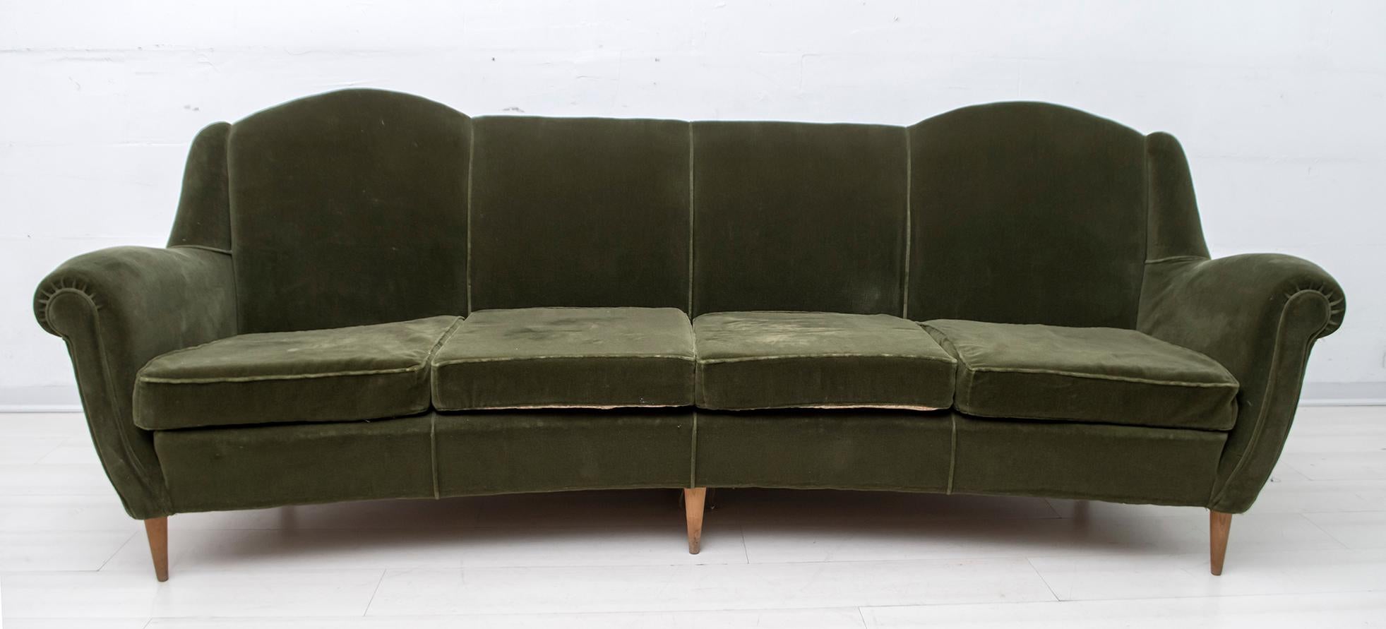 Curved four-seat sofa of Italian design, structure and legs in solid wood, velvet upholstery, 1950s production,
Condition as shown in the photos, it is advisable to redo the upholstery.