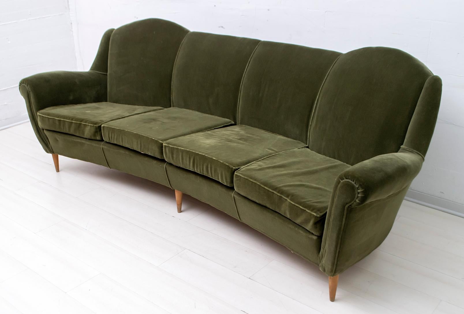 Mid-Century Modern Italian Velvet Curved Sofa, 1950s In Good Condition For Sale In Puglia, Puglia