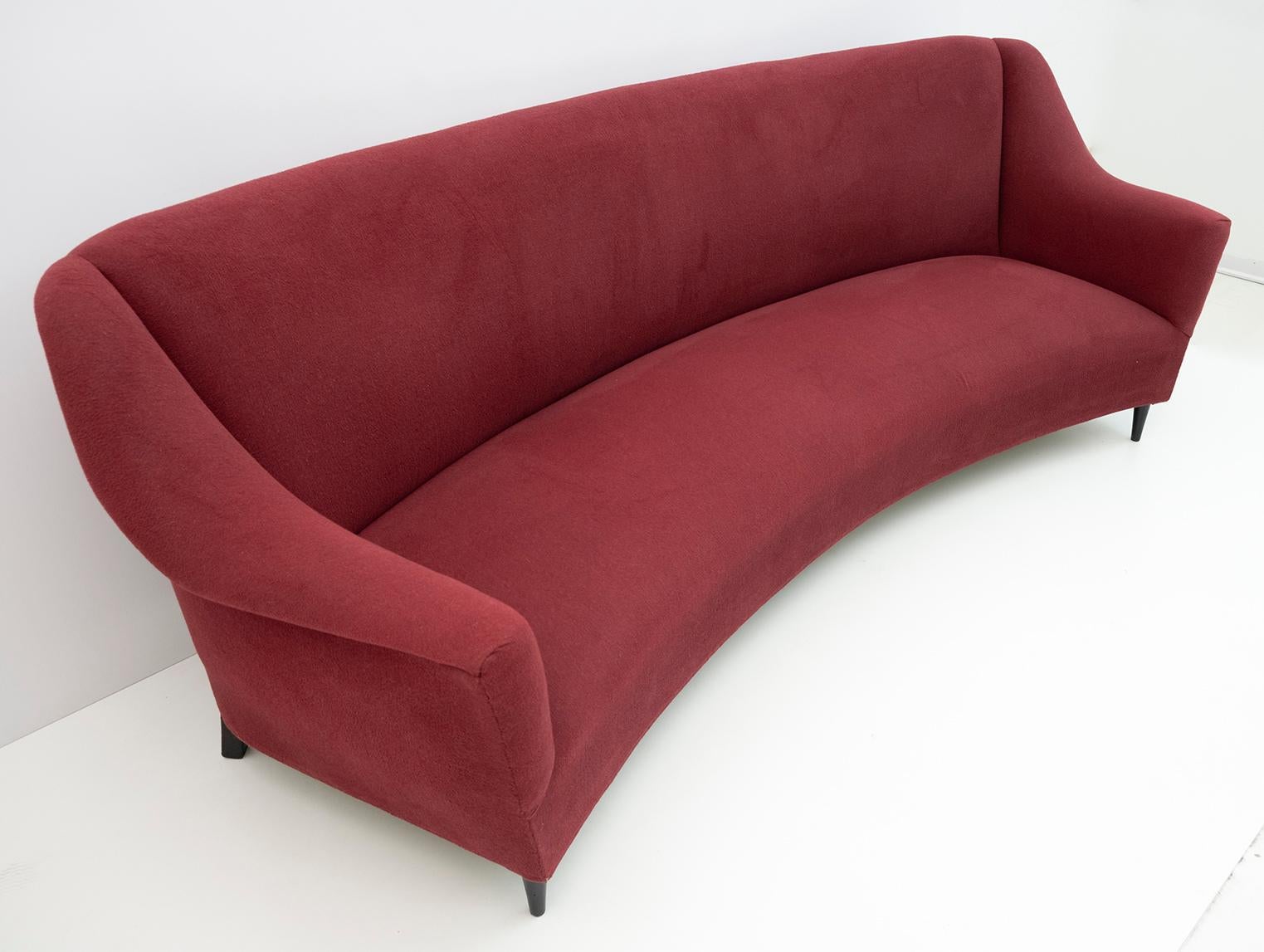 Mid-Century Modern Italian Velvet Curved Sofa, 1950s In Good Condition In Puglia, Puglia