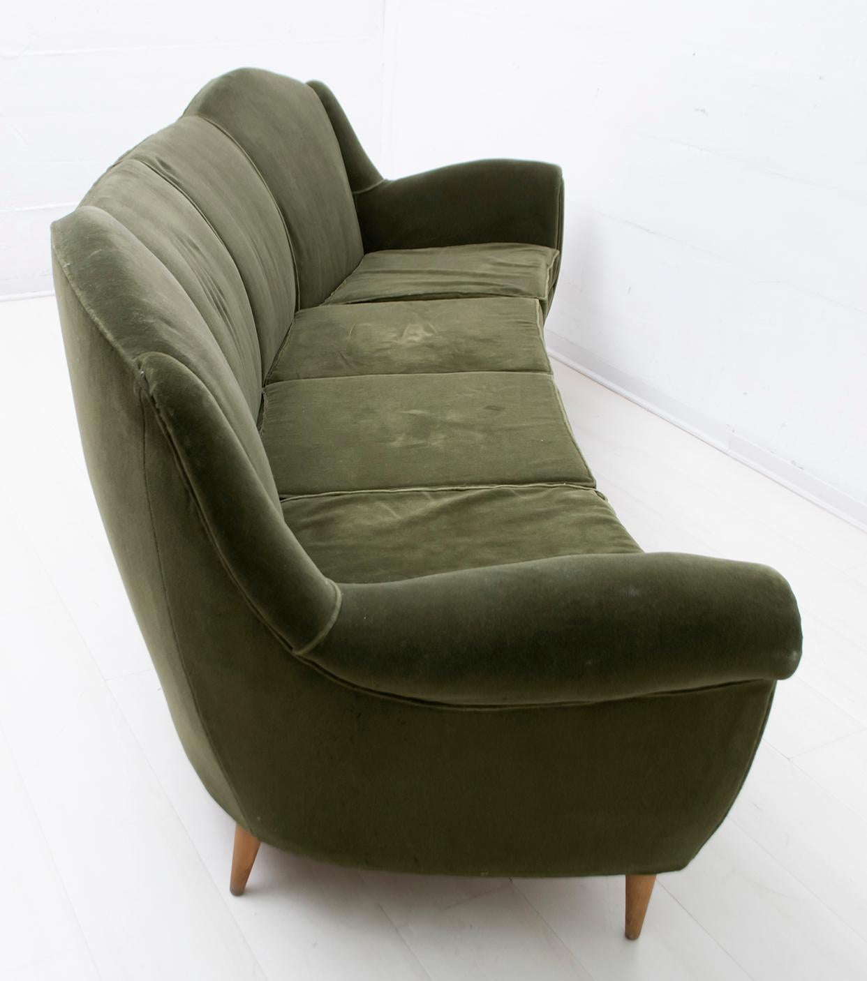 Mid-Century Modern Italian Velvet Curved Sofa, 1950s For Sale 2