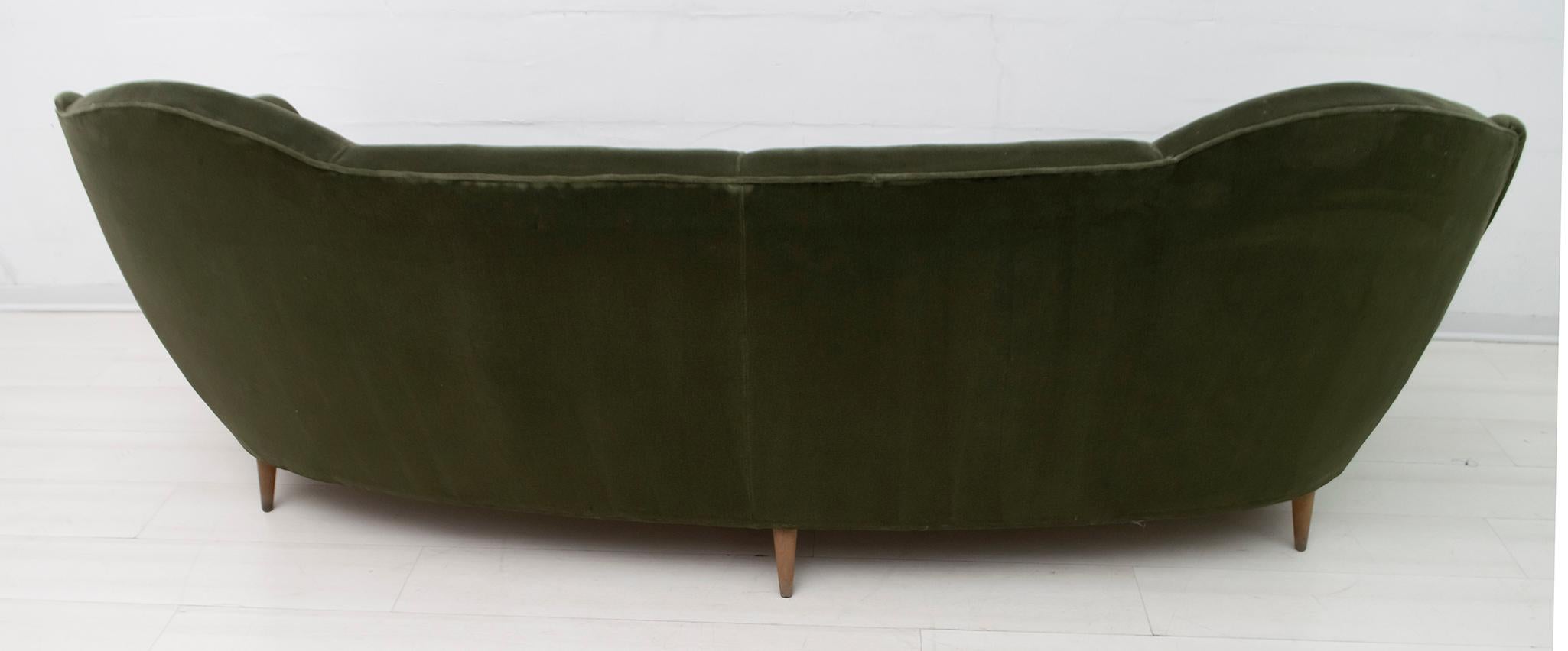 Mid-Century Modern Italian Velvet Curved Sofa, 1950s For Sale 3