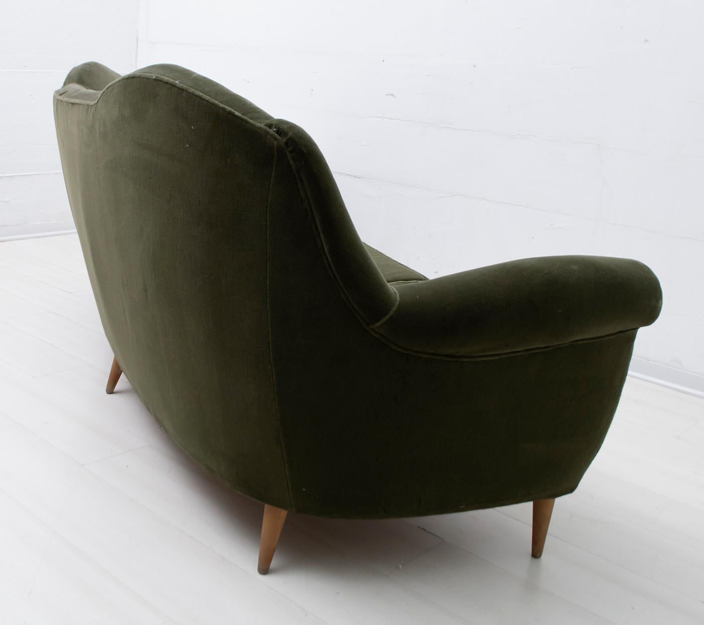 Mid-Century Modern Italian Velvet Curved Sofa, 1950s For Sale 4