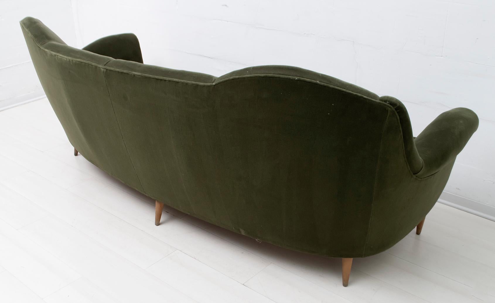 Mid-Century Modern Italian Velvet Curved Sofa, 1950s For Sale 5