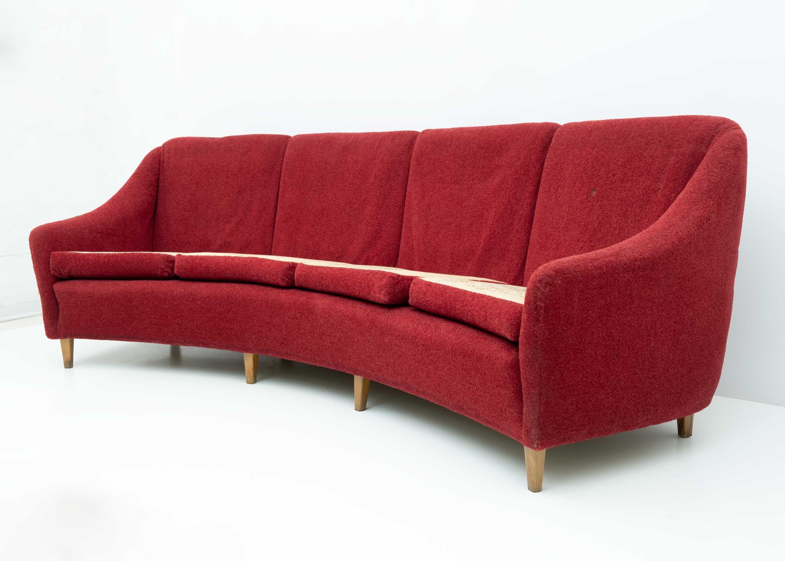 Curved four-seater sofa, Italian design, solid wood structure and legs, original vintage chenille velvet upholstery, 1950s production.
Conditions as shown in the photos, it is advisable to redo the upholstery.