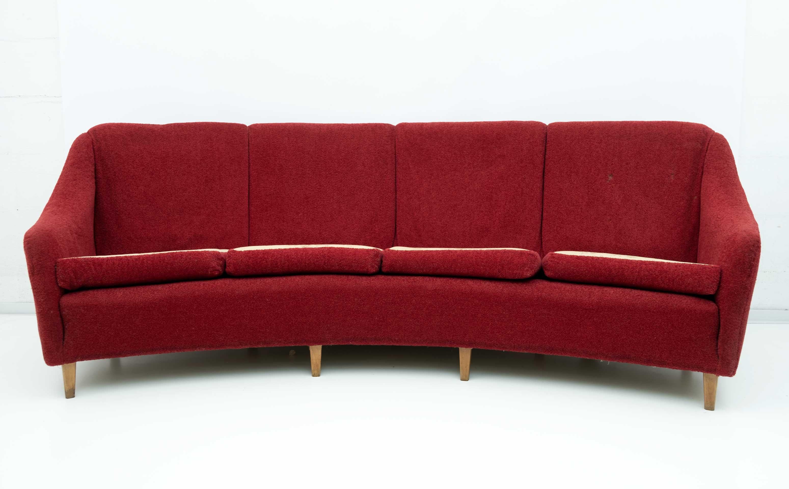 Mid-Century Modern Italian Velvet four Seater Curved Sofa, 1950s In Good Condition For Sale In Puglia, Puglia
