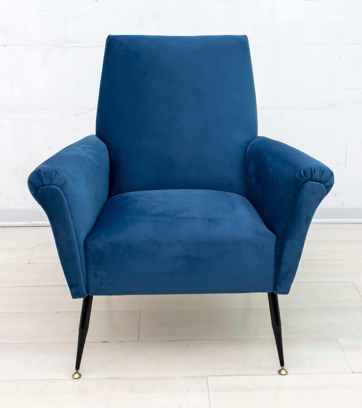 Armchair with an Italian design from the 1950s, the armchair has been restored and upholstered in blue velvet.