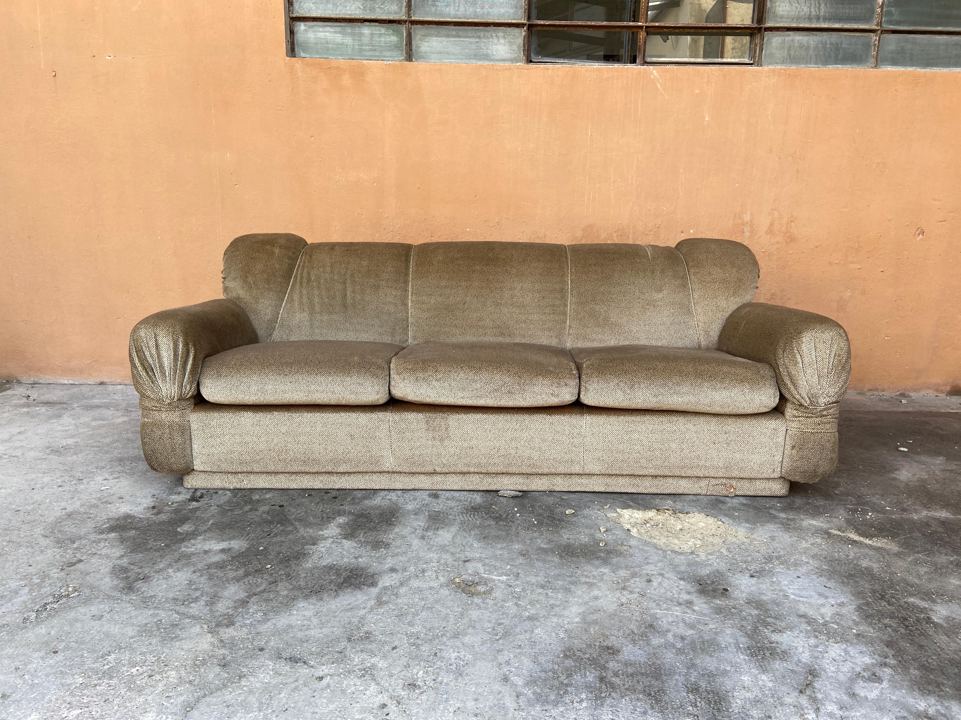 Modernes italienisches Samt-Sofa aus der Mitte des Jahrhunderts mit Chromstruktur, 1970er Jahre (Moderne der Mitte des Jahrhunderts) im Angebot