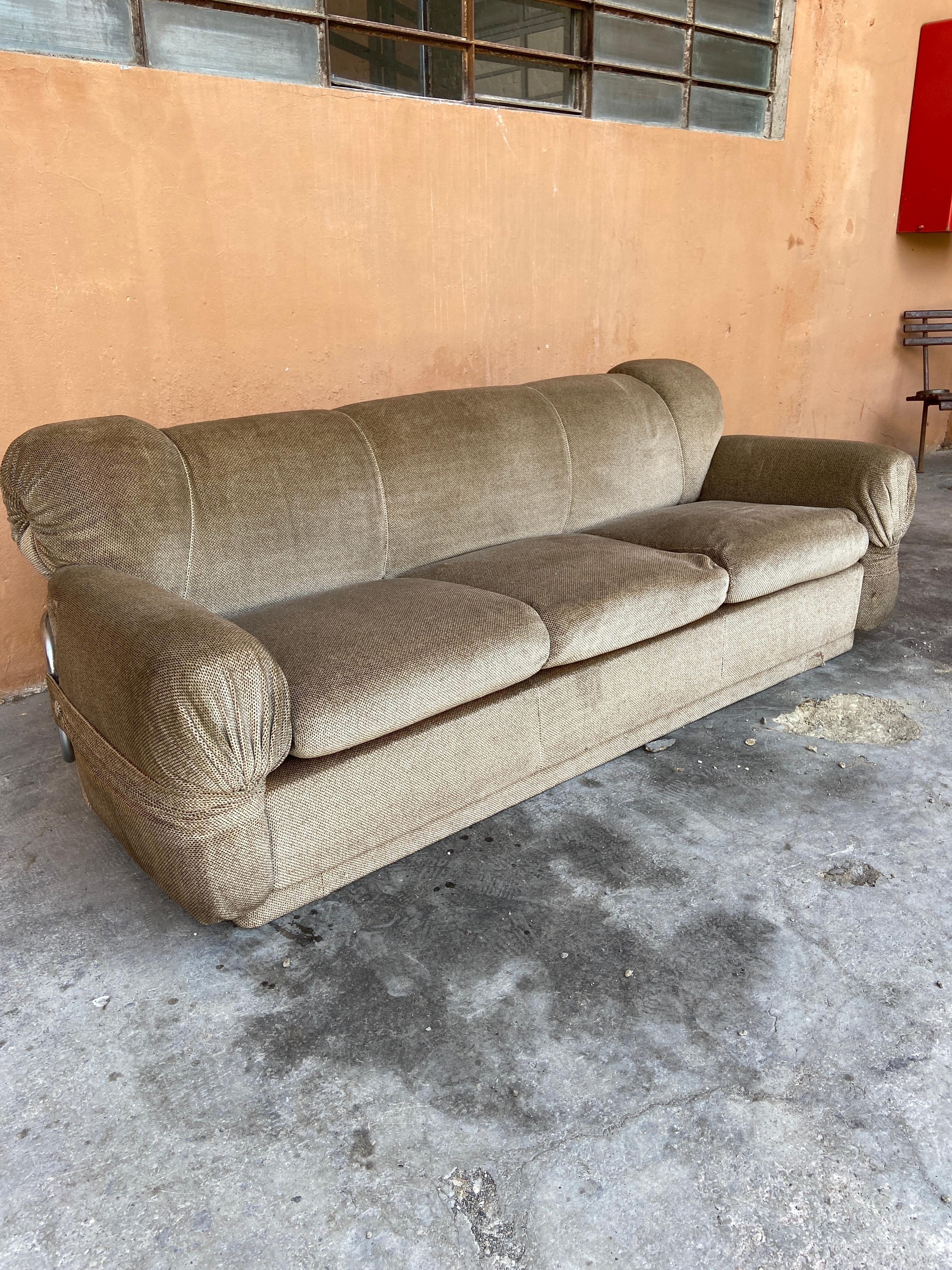 Modernes italienisches Samt-Sofa aus der Mitte des Jahrhunderts mit Chromstruktur, 1970er Jahre (Italienisch) im Angebot