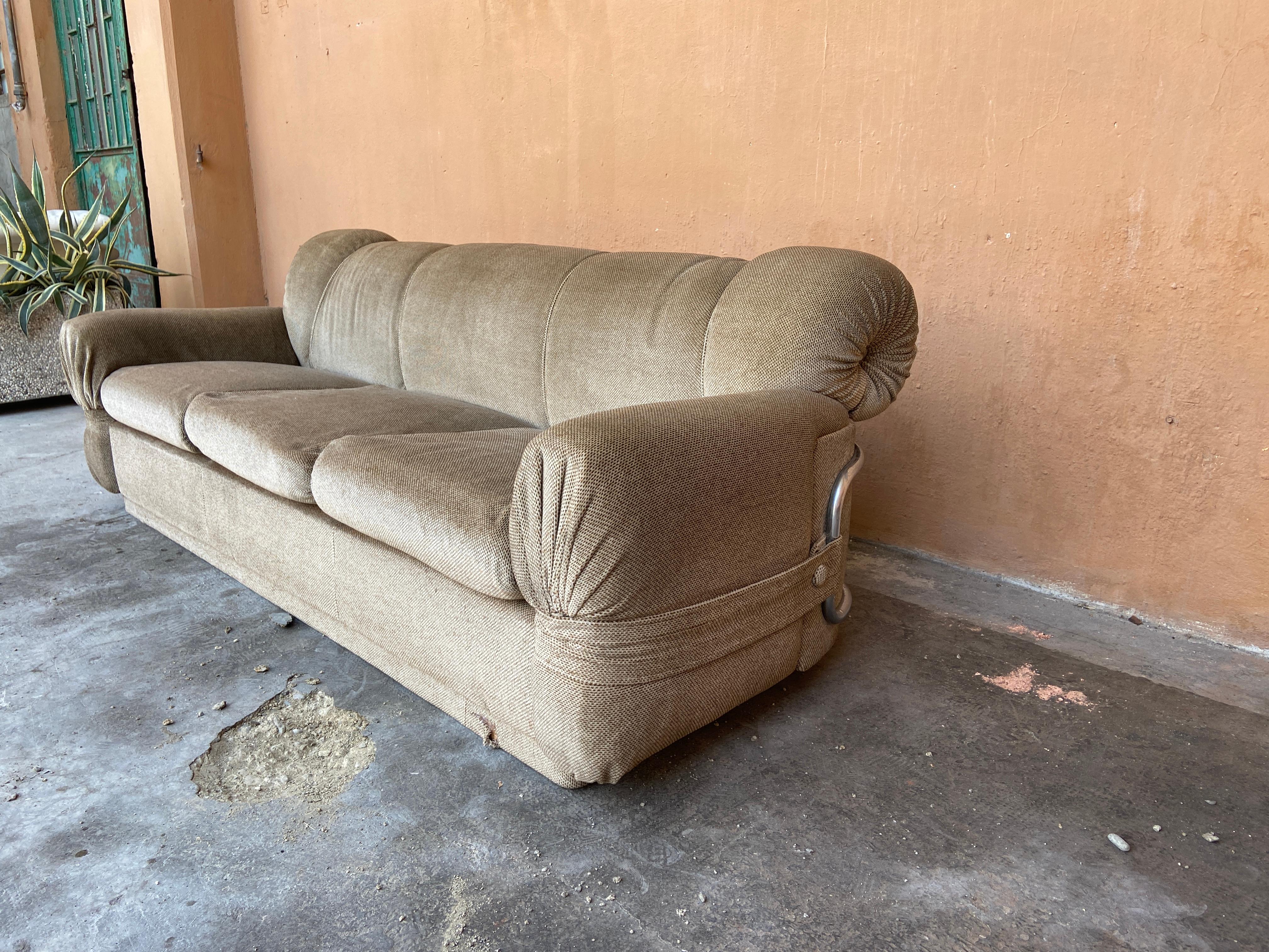 Modernes italienisches Samt-Sofa aus der Mitte des Jahrhunderts mit Chromstruktur, 1970er Jahre im Zustand „Gut“ im Angebot in Prato, IT