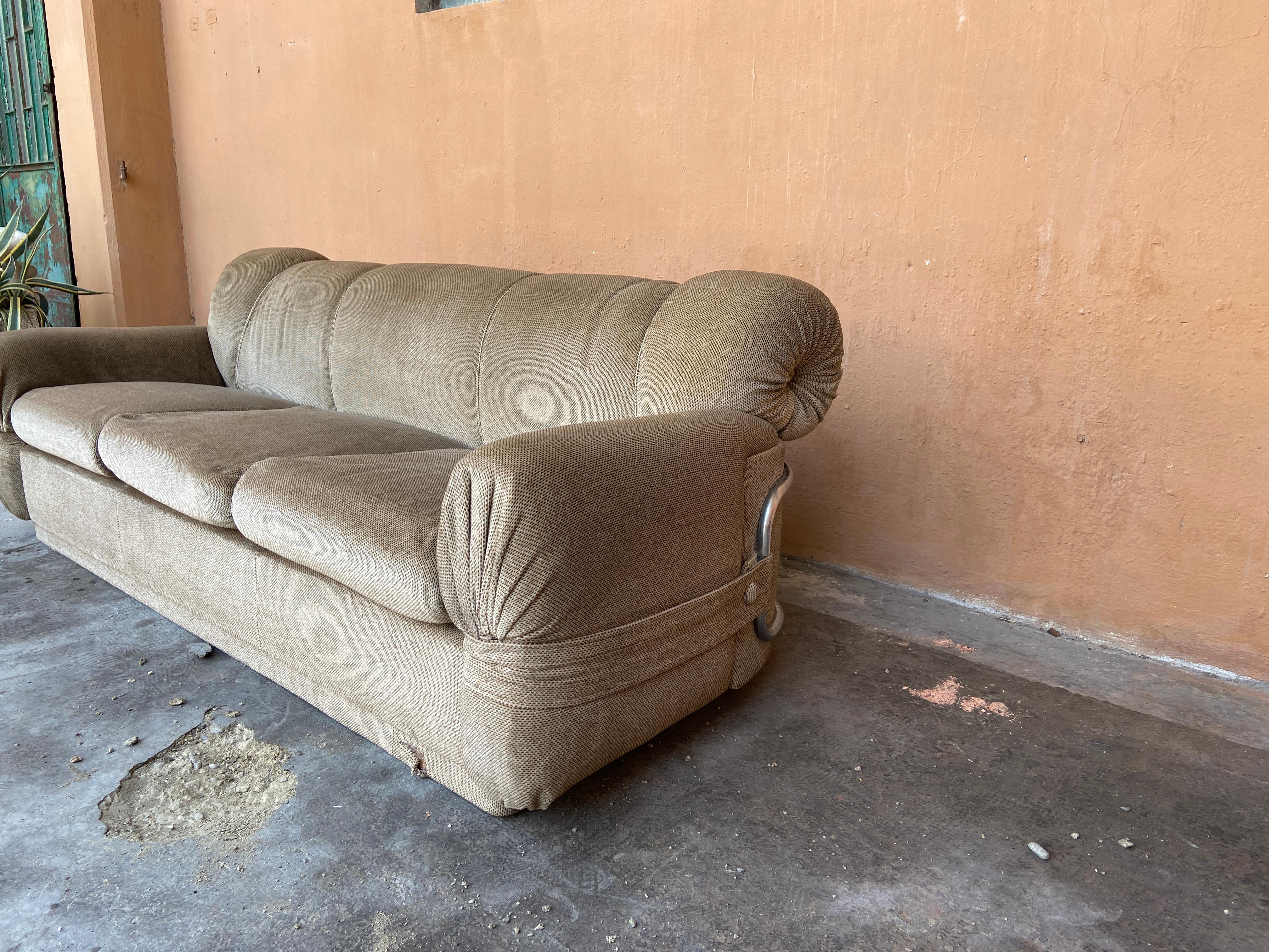 Modernes italienisches Samt-Sofa aus der Mitte des Jahrhunderts mit Chromstruktur, 1970er Jahre (Ende des 20. Jahrhunderts) im Angebot