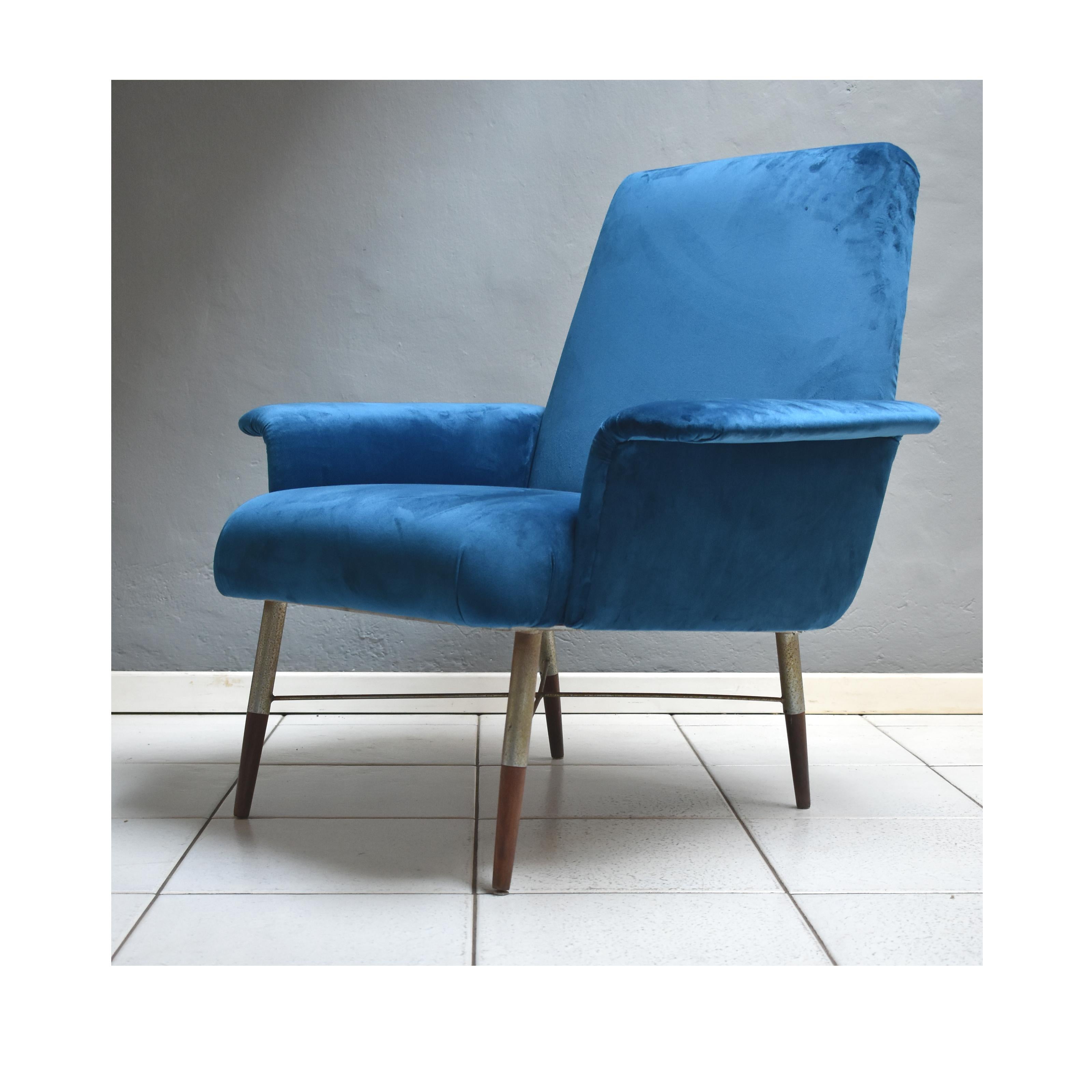 Vintage 1960s armchair, Italian manufacture, inpetrol-blue velvet.
The armchair has an iron leg with a wooden tip. 
The seat upholstery is in petrol blue velvet.
New upholstery.
Very good conditions, 
however on the leg of the armchair can be traces