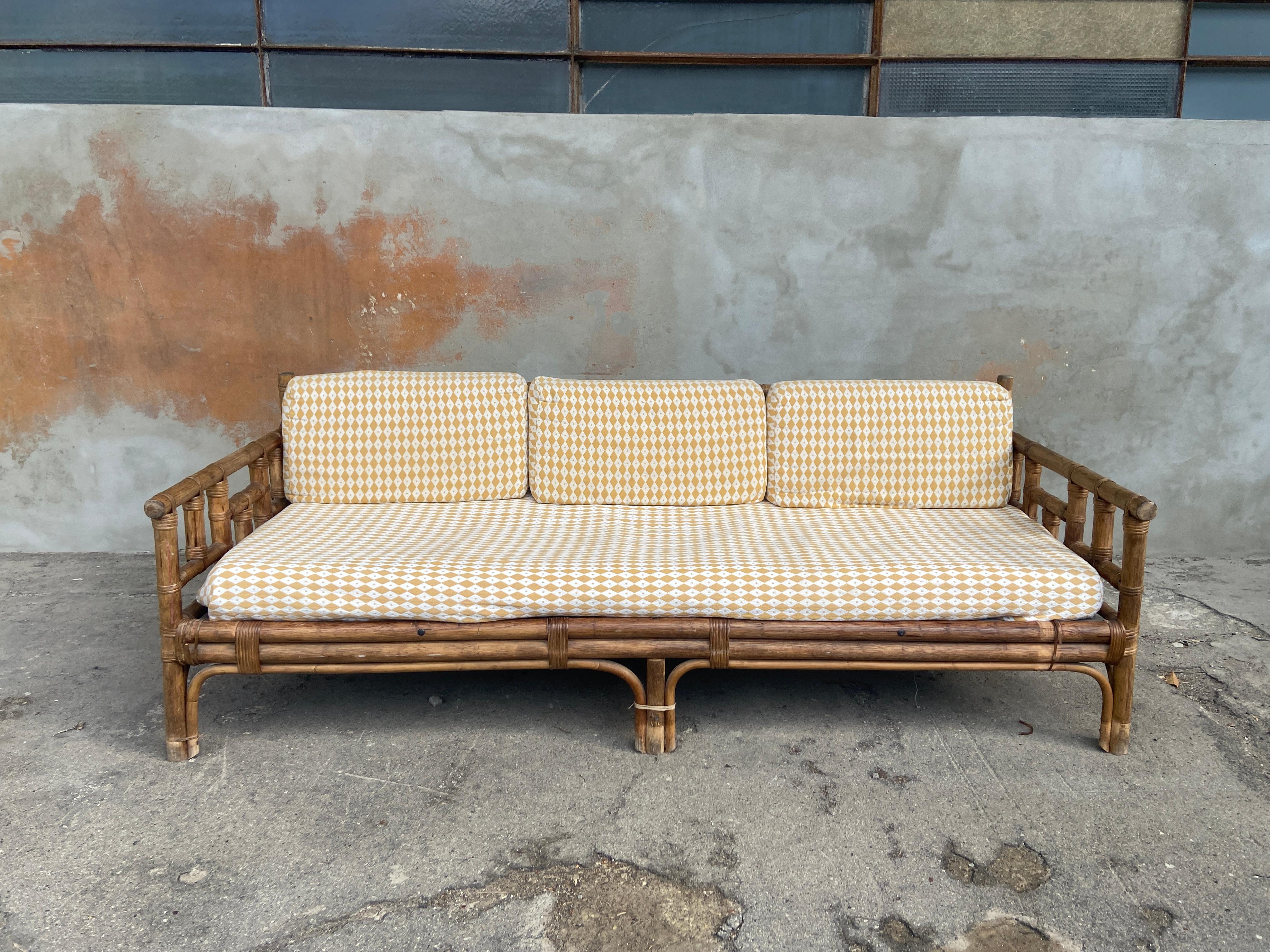 Modernes italienisches Vivai del Sud-Bambussofa aus der Jahrhundertmitte mit originalen, mit Baumwollstoff bezogenen Kissen.
Das Sofa ist in gutem Vintage-Zustand mit leichten Alters- und Gebrauchsspuren. Die Struktur ist solide.
Kosten für die