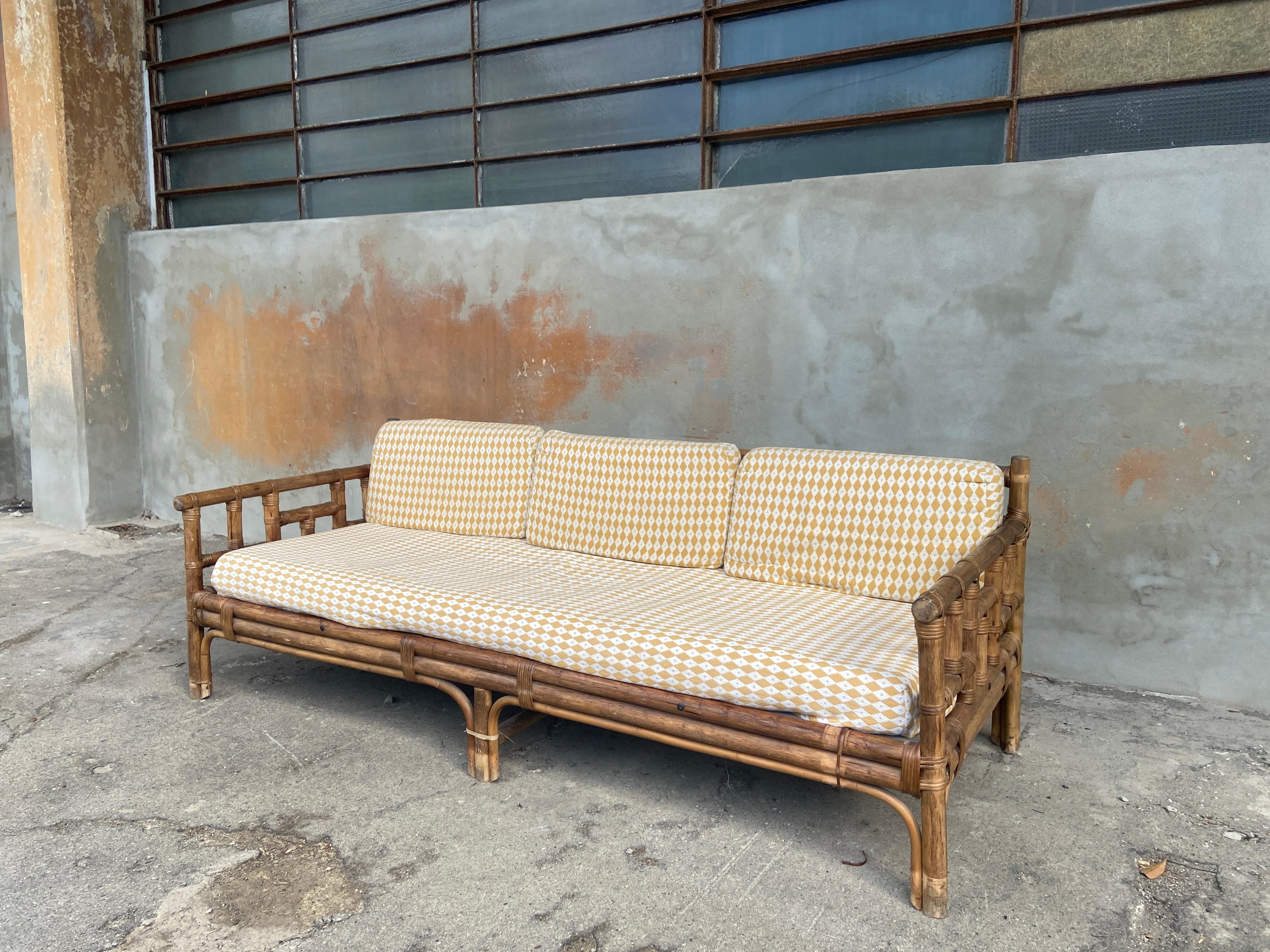 Mid-Century Modern Italian Vivai del Sud Bamboo Sofa with its Original Cushions In Good Condition For Sale In Prato, IT