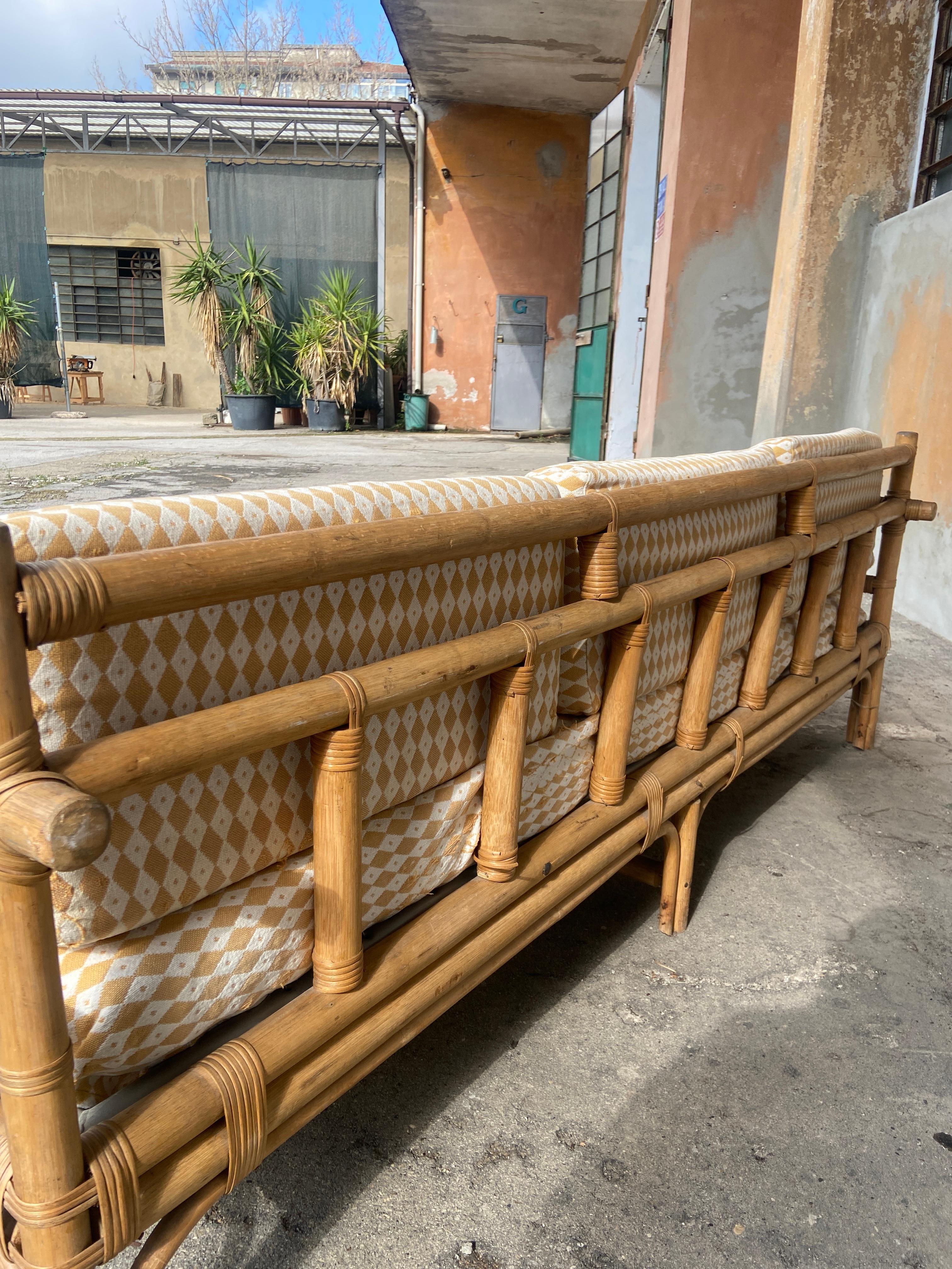Modernes italienisches Vivai del Sud Bambus-Sofa aus der Mitte des Jahrhunderts mit seinen Original-Kissen im Zustand „Gut“ im Angebot in Prato, IT