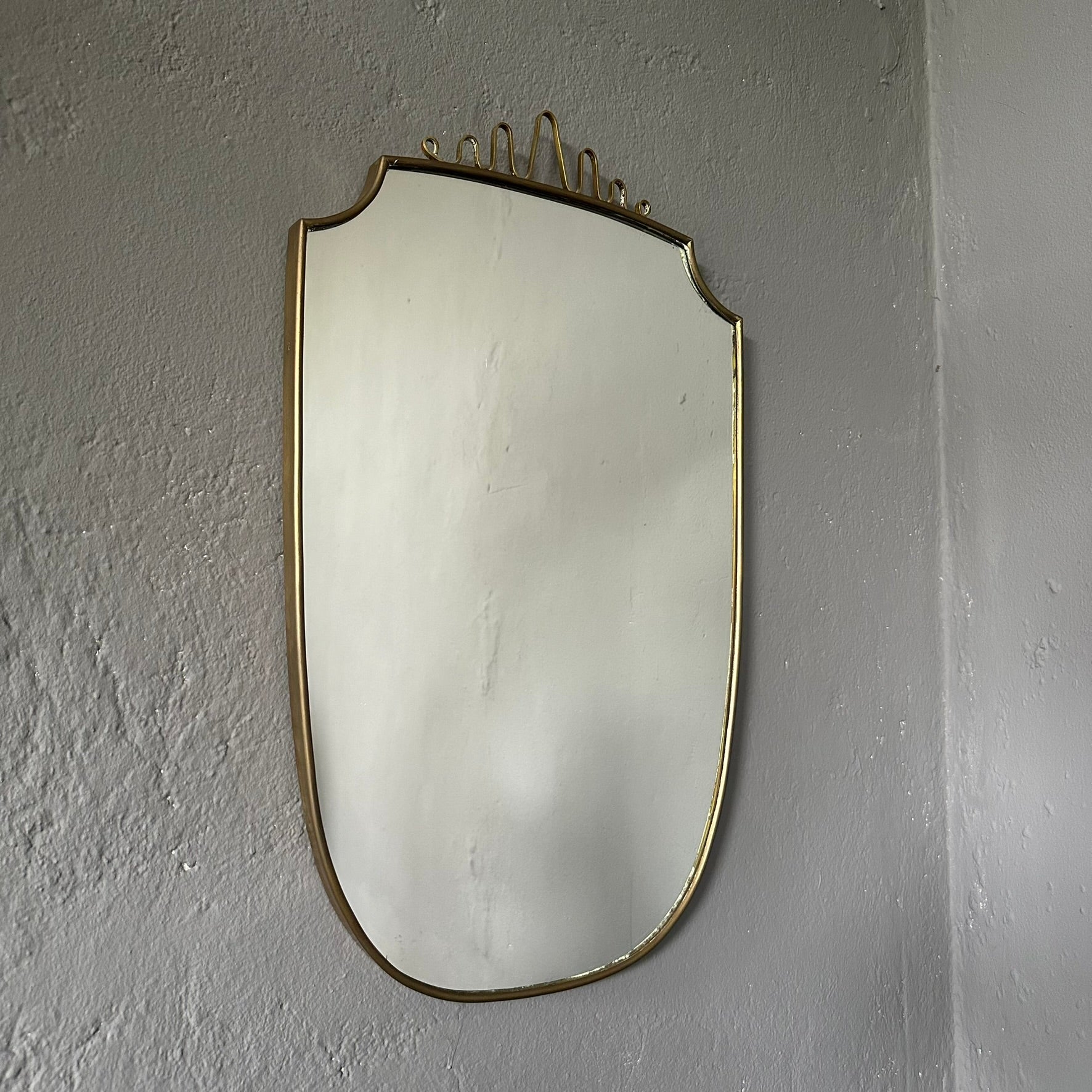Mid-Century Modern Italian wall mirror, 1950, with brass frame and decoration In Good Condition For Sale In Milan, IT