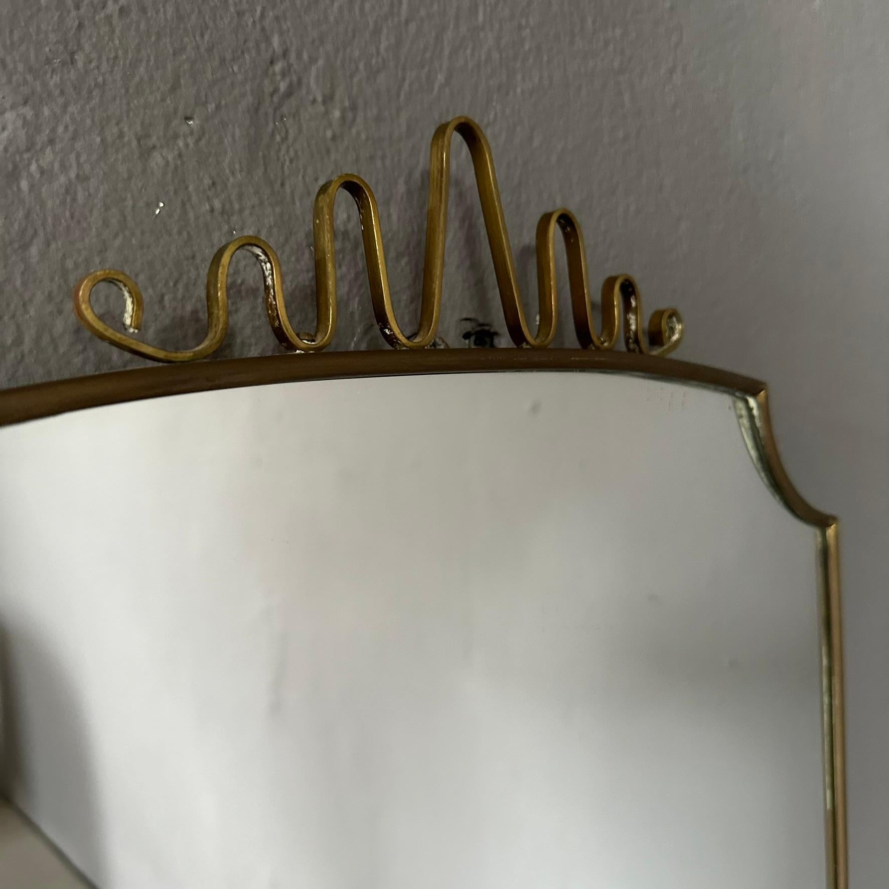 Mid-Century Modern Italian wall mirror, 1950, with brass frame and decoration For Sale 1