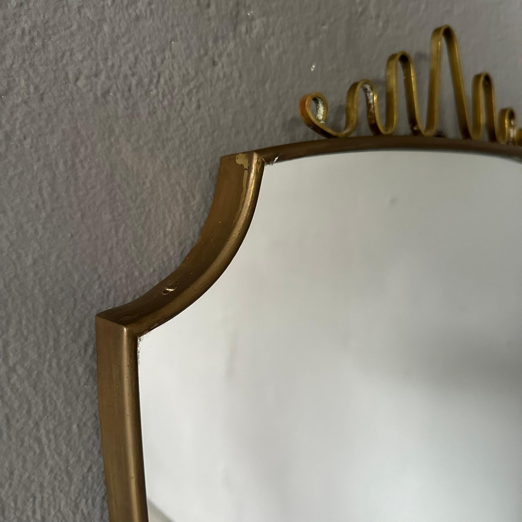 Mid-Century Modern Italian wall mirror, 1950, with brass frame and decoration For Sale 2