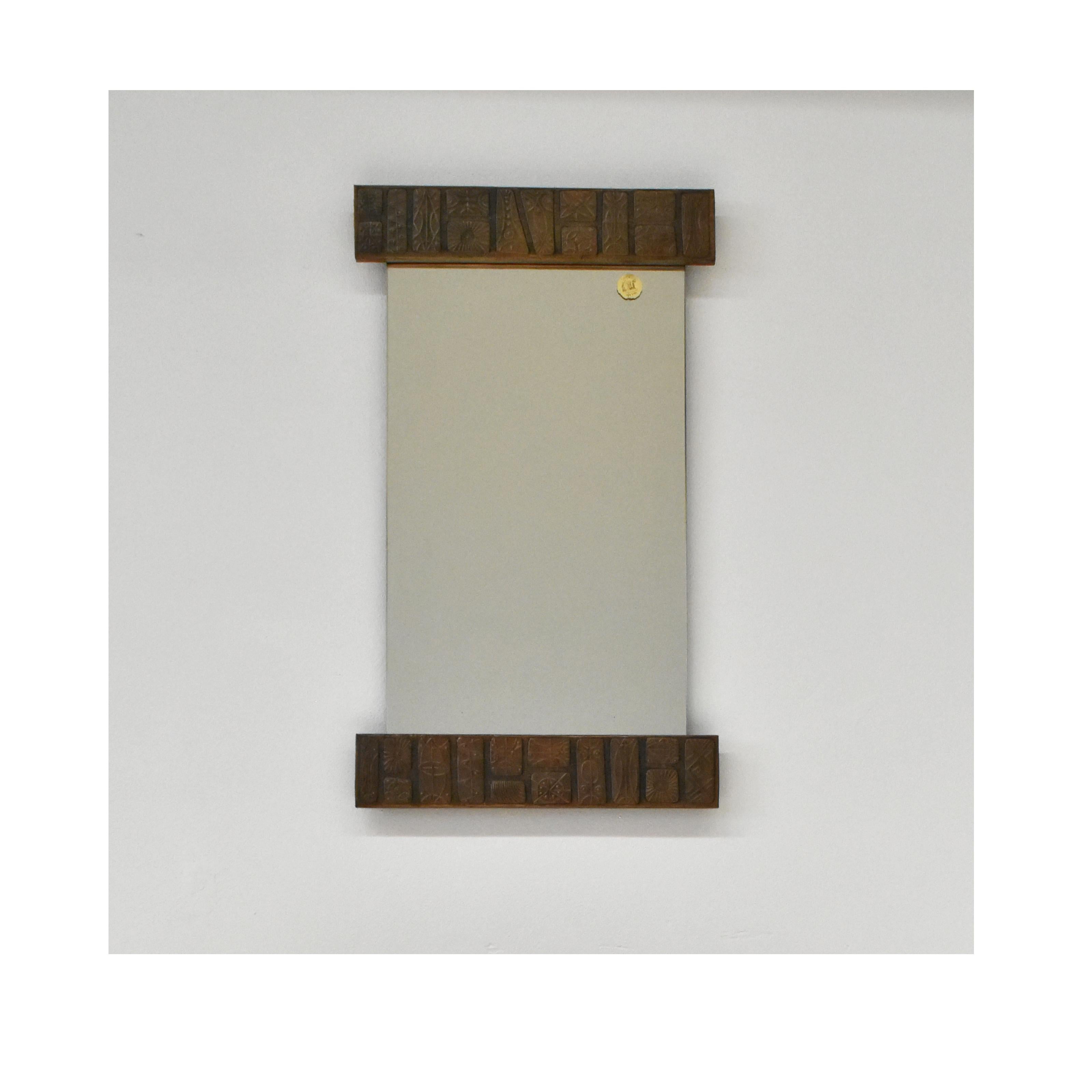 Vintage 1960s mirror, Italian manufacture, design by Santambrogio & De Berti.

On the rosewood frame it has an embossed copper decoration on the upper and lower part.
The mirror has the mark that attests its originality.

Measures
60cm x 105cm