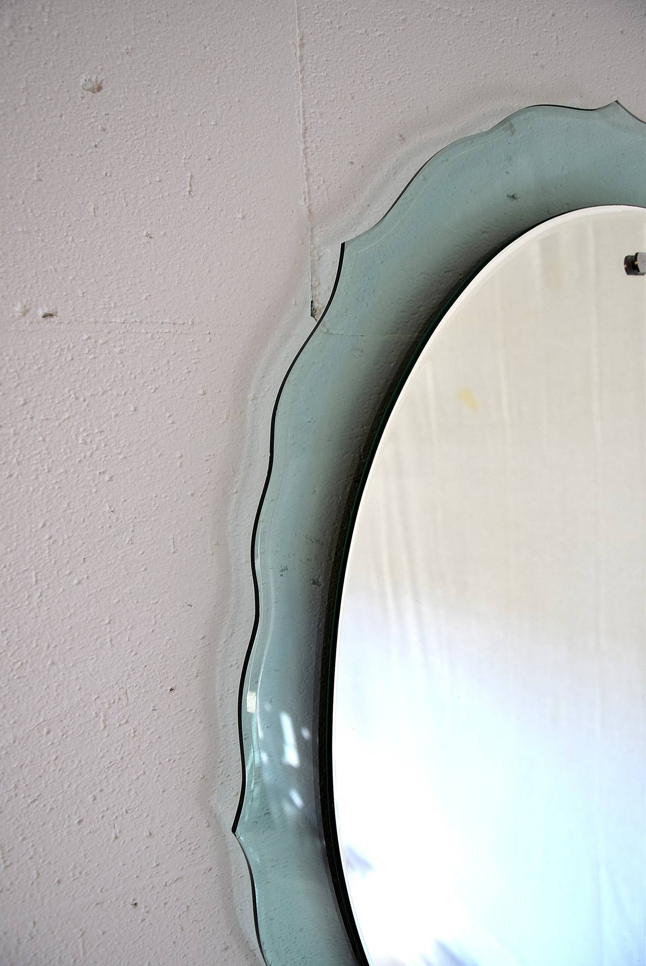 Italienischer Mid-Century Modern Wandspiegel
Eleganter und raffinierter Wandspiegel aus den 1950er Jahren mit einer schönen aquamaringrünen Bordüre.
Abmessungen: H 74 x B 58 cm.

Der Spiegel wird in einer maßgefertigten Holzkiste ins Ausland
