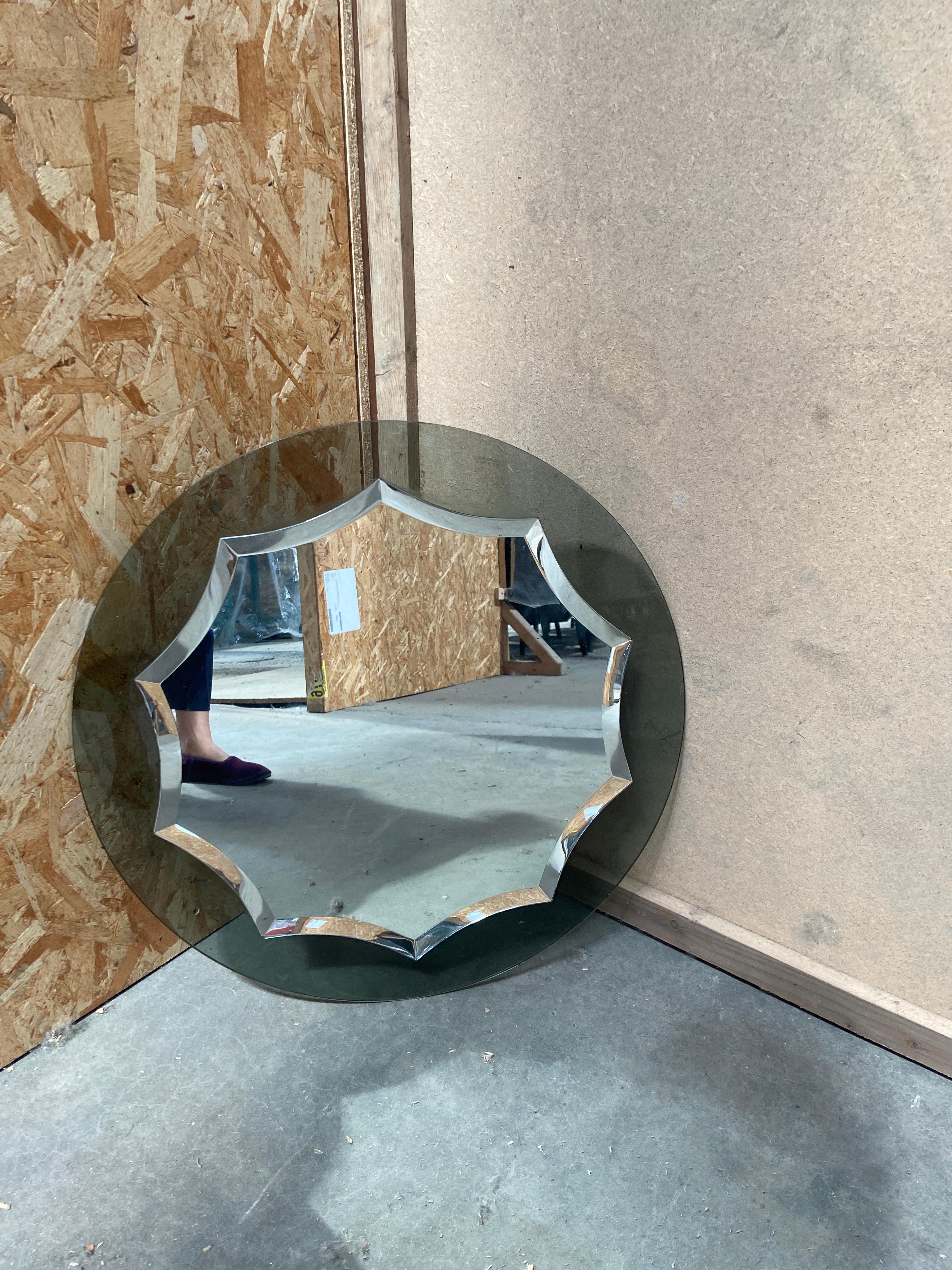Miroir mural biseauté avec cadre en verre fumé par Veca dans les années 1970.
Ce miroir était à l'origine fixé au mur avec de la colle. Il est possible de prévoir un crochet pour sa mise en place. Devis sur demande
Le diamètre total de l'objet est