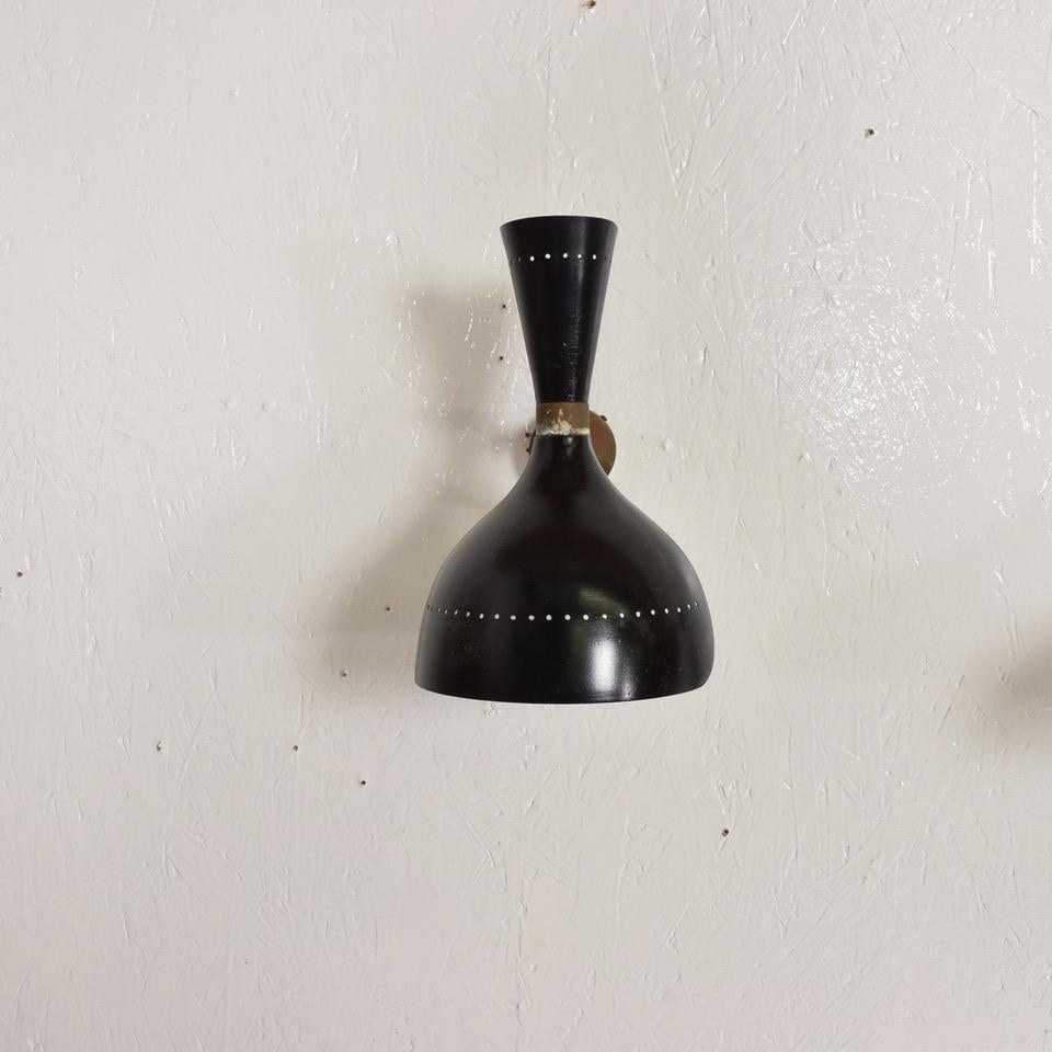 For your consideration, a Mid-Century Modern Italian wall sconce in black after Sarfatti, Stilnovo.

Made in Italy, circa 1960s. Sculptural spun aluminum painted in black with brass hardware. Patina present. 

Dimensions: 7