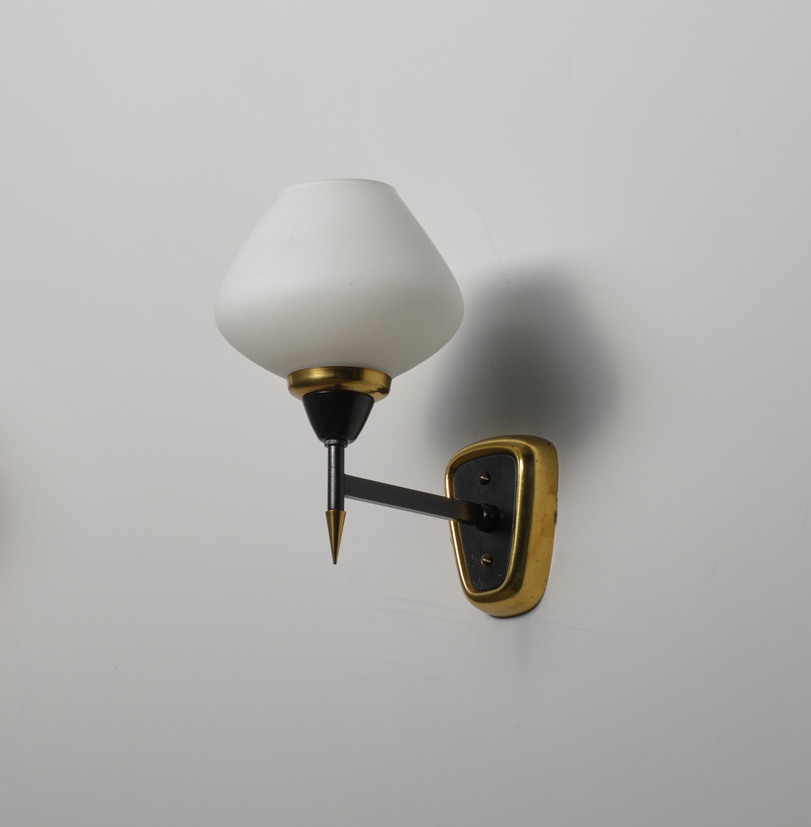 Mid-Century moderno Applique da parete in ottone e vetro opalino in stile Mid-Century Modern italiano in vendita