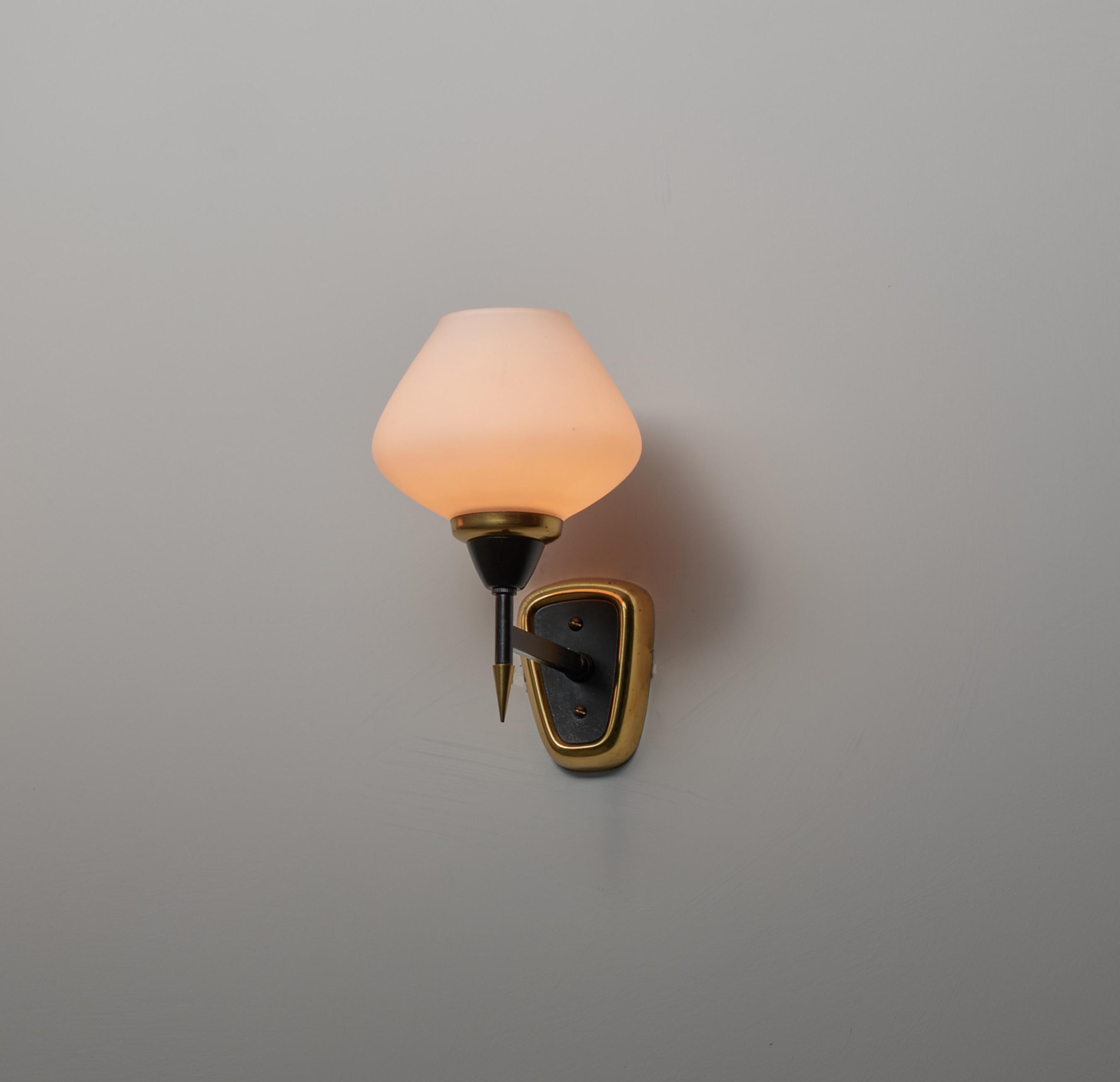 Italiano Applique da parete in ottone e vetro opalino in stile Mid-Century Modern italiano in vendita