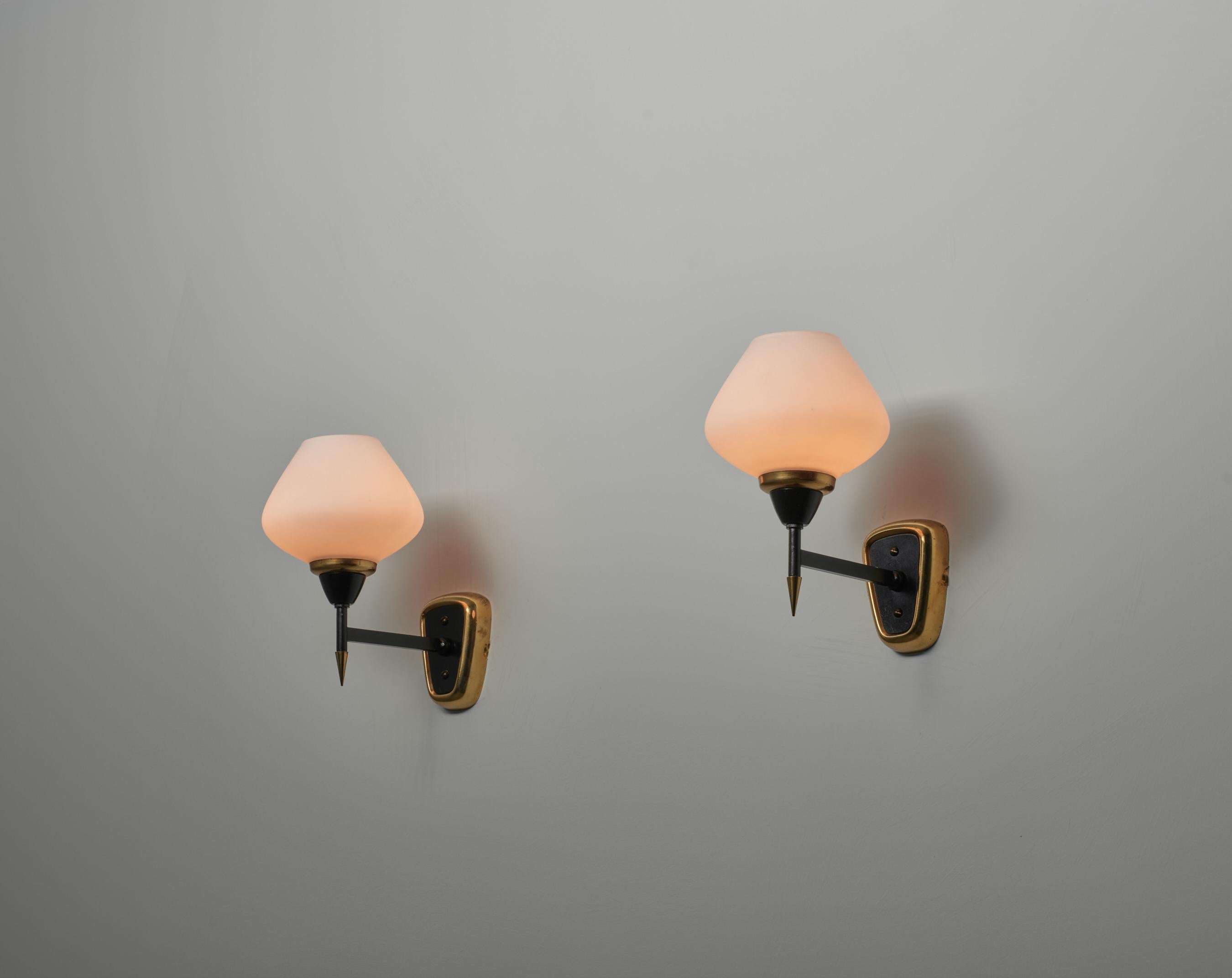 Ein Paar elegant gestaltete italienische Wandleuchten aus den 1950er Jahren, die aus einer Kombination von Materialien gefertigt sind, die die moderne Ästhetik der Epoche unterstreichen. Jede Leuchte verfügt über einen eleganten, schwarz