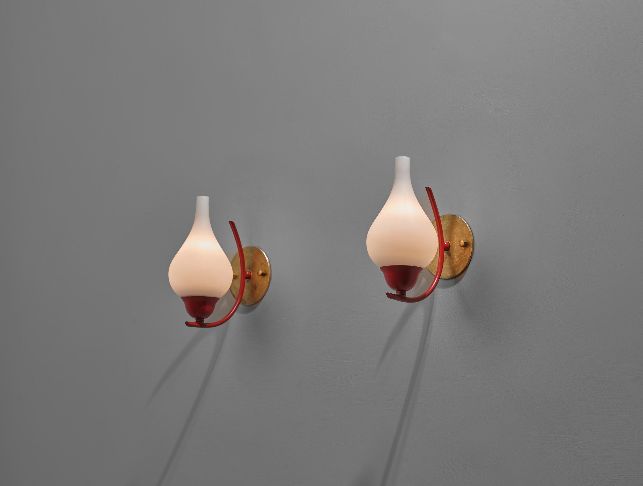Questa coppia di applique italiane esemplifica il design moderno della metà del secolo scorso, realizzato negli anni '50. Ogni applique è realizzata con una struttura in ottone e alluminio, elegantemente curvata e rifinita con una sottile lacca