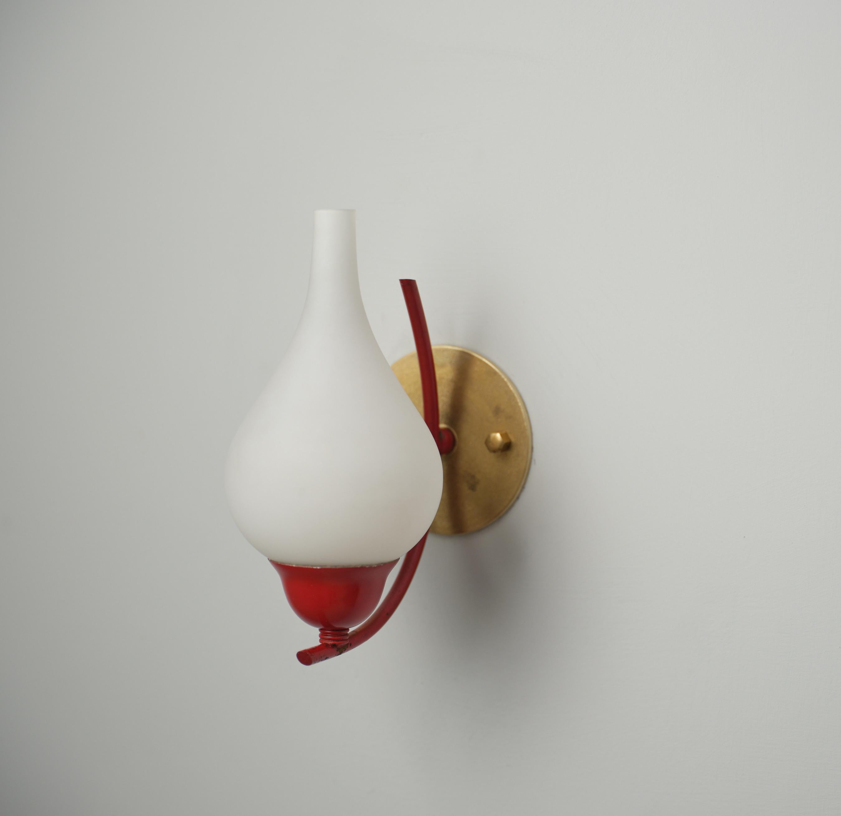 Mid-Century moderno Applique da parete italiane del Mid-Century Modern, ottone laccato rosso con vetro opalino in vendita