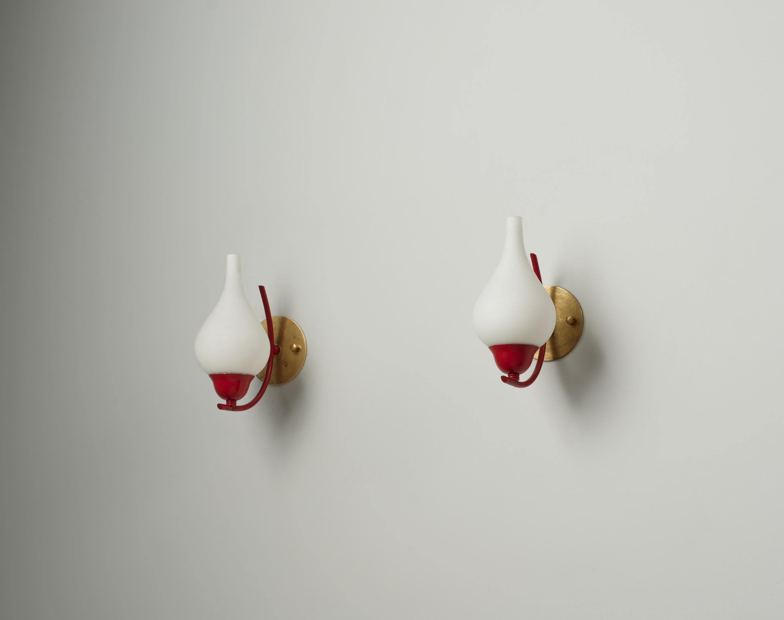 Italiano Applique da parete italiane del Mid-Century Modern, ottone laccato rosso con vetro opalino in vendita