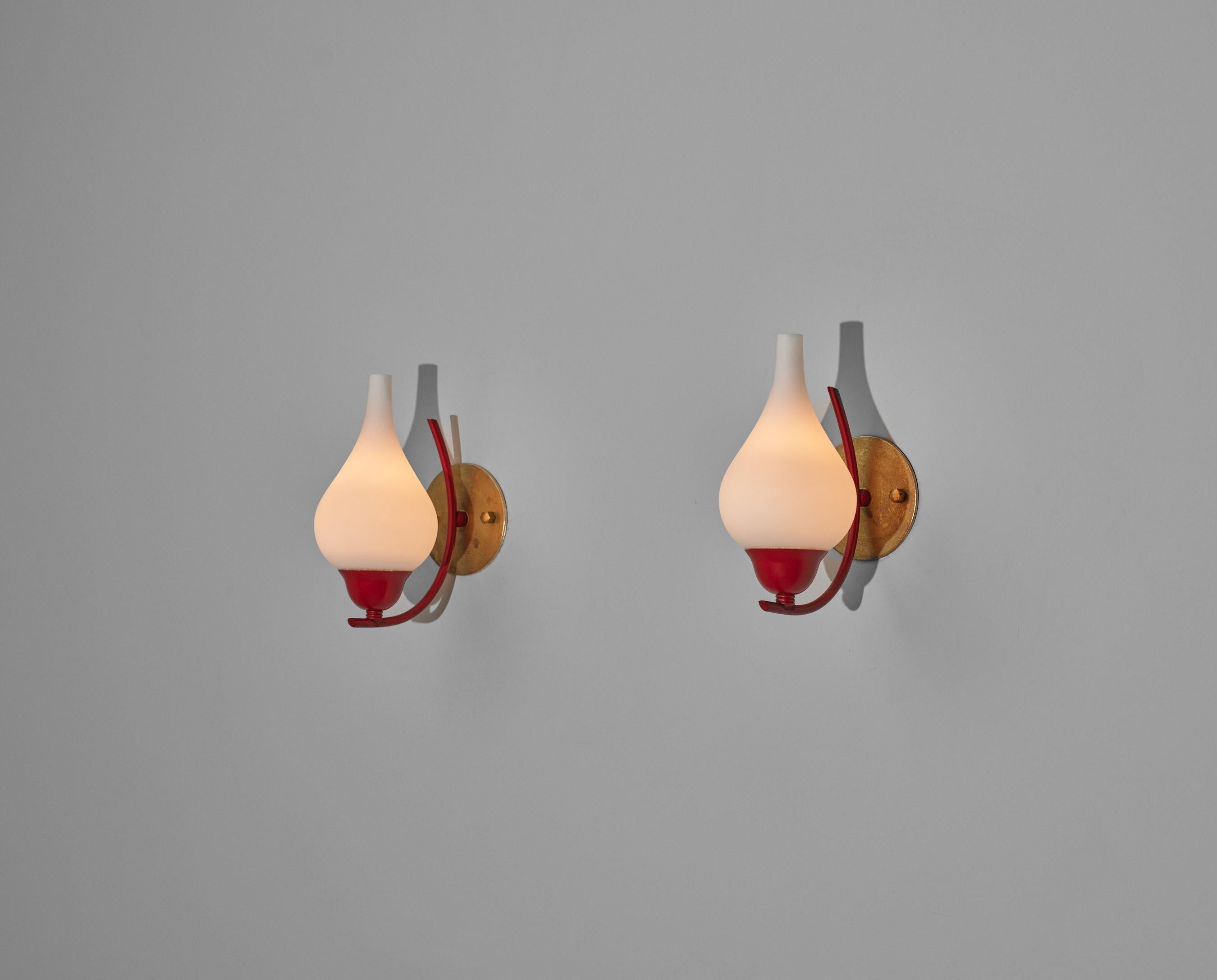 Applique da parete italiane del Mid-Century Modern, ottone laccato rosso con vetro opalino In condizioni buone in vendita a Rome, IT