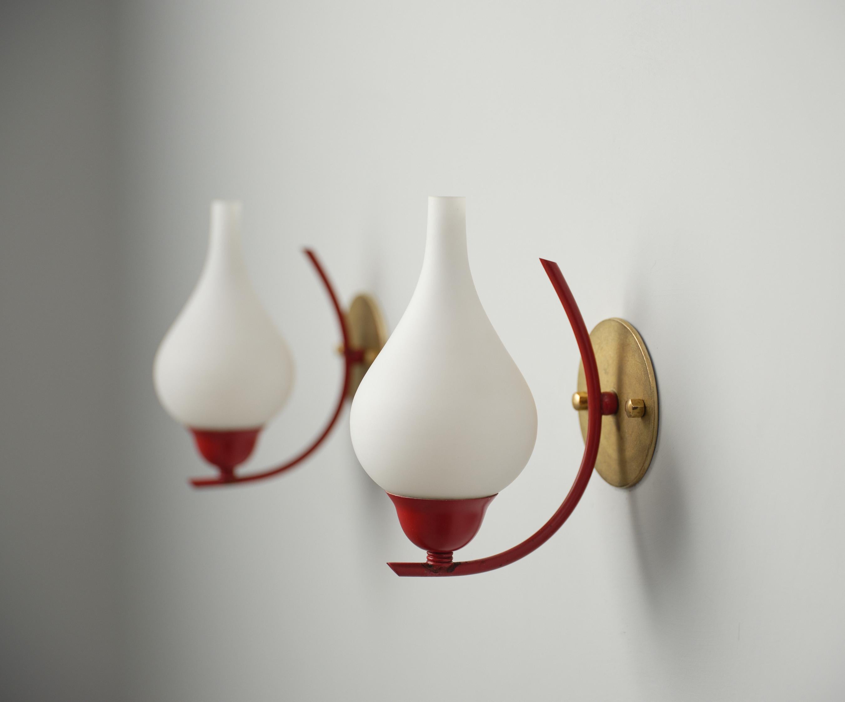 Metà XX secolo Applique da parete italiane del Mid-Century Modern, ottone laccato rosso con vetro opalino in vendita