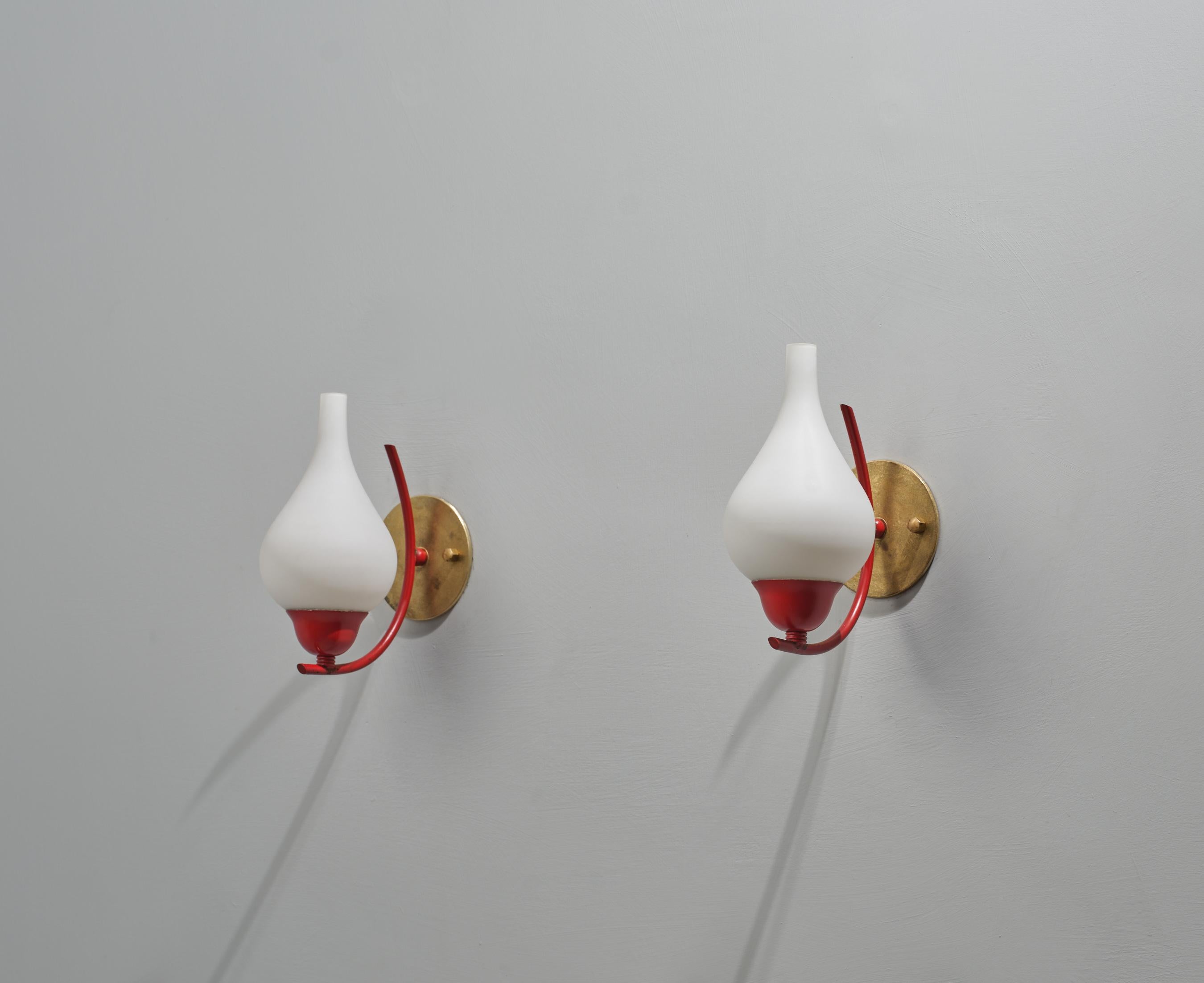 Metallo Applique da parete italiane del Mid-Century Modern, ottone laccato rosso con vetro opalino in vendita