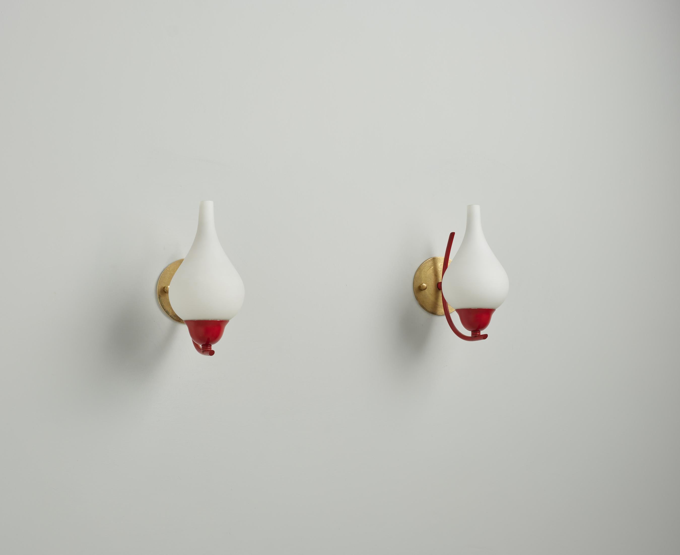 Applique da parete italiane del Mid-Century Modern, ottone laccato rosso con vetro opalino in vendita 1