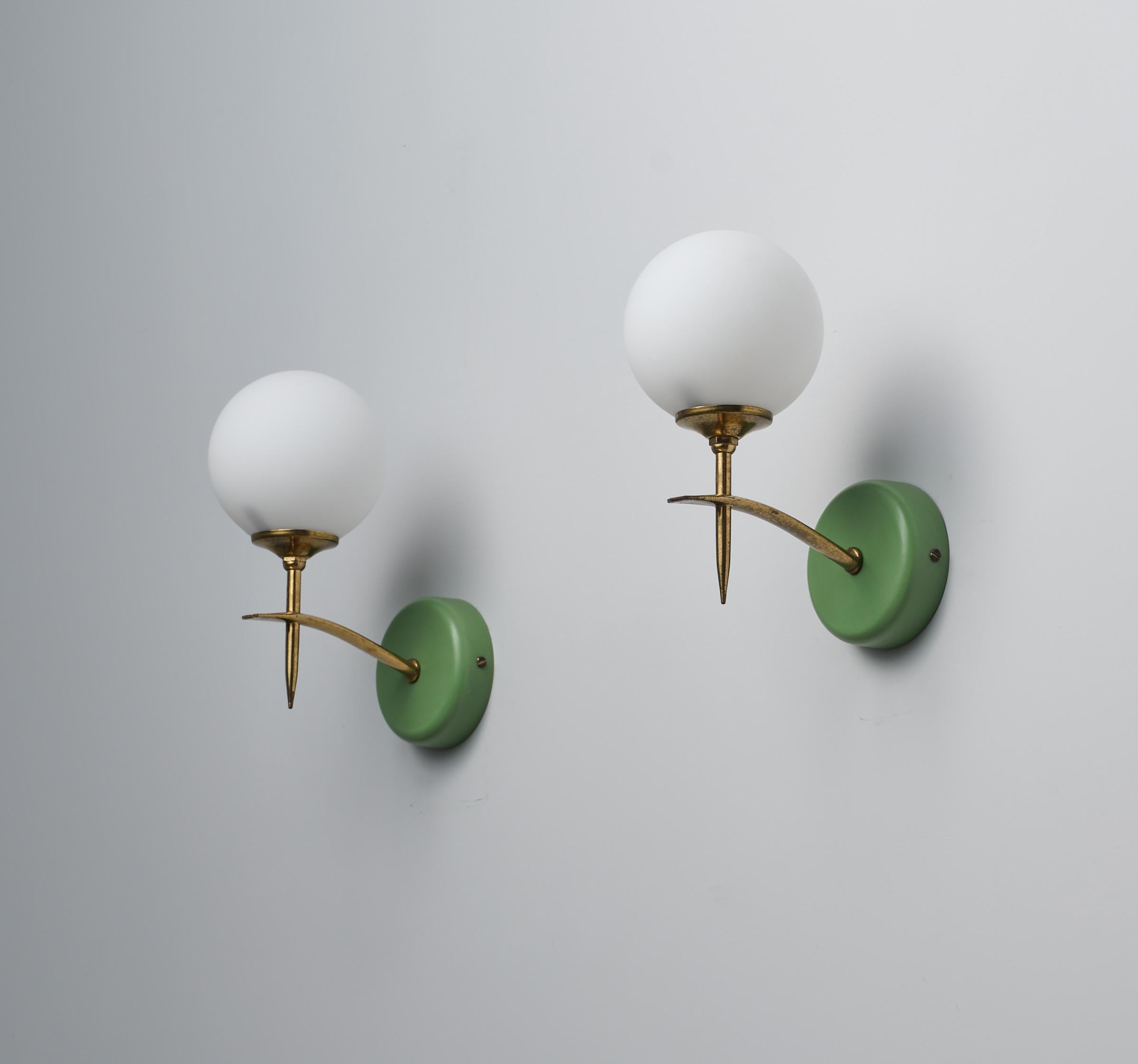 Mid-Century Modern Italian Wall Sconces with Opaline Glass and Green Brass Mount For Sale 2