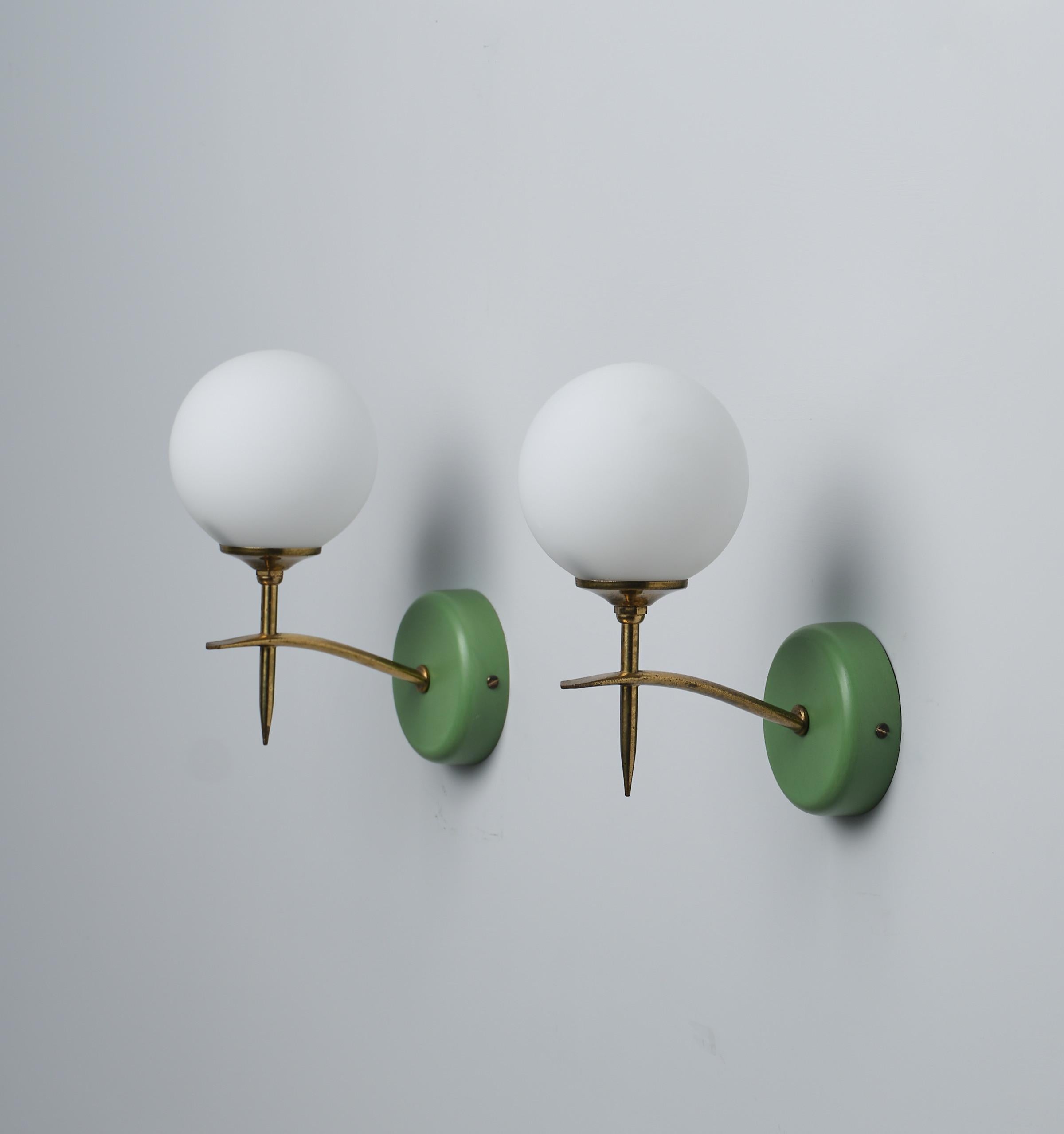Mid-Century Modern Italian Wall Sconces with Opaline Glass and Green Brass Mount For Sale 3