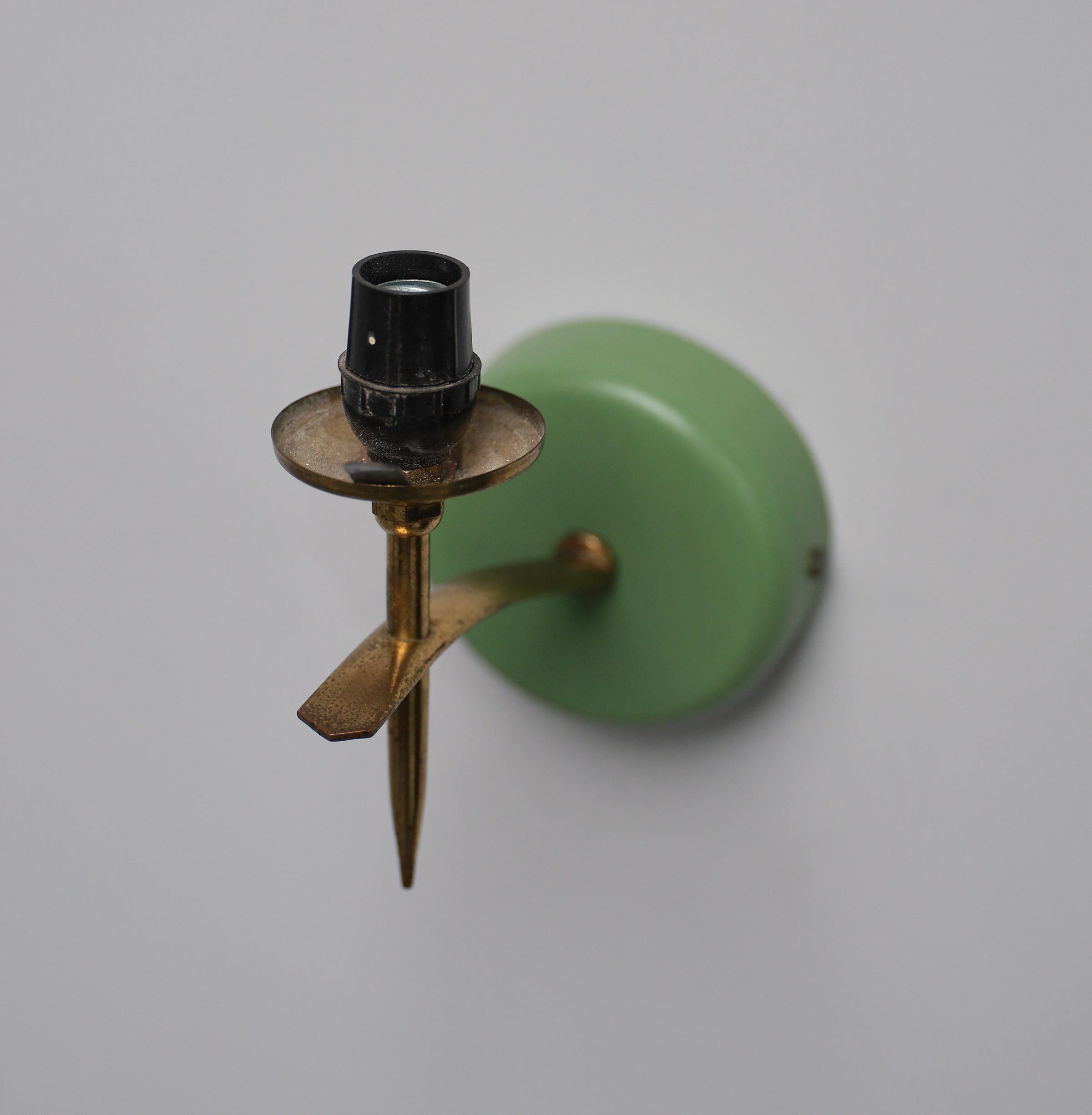 Mid-Century Modern Italian Wall Sconces with Opaline Glass and Green Brass Mount For Sale 4