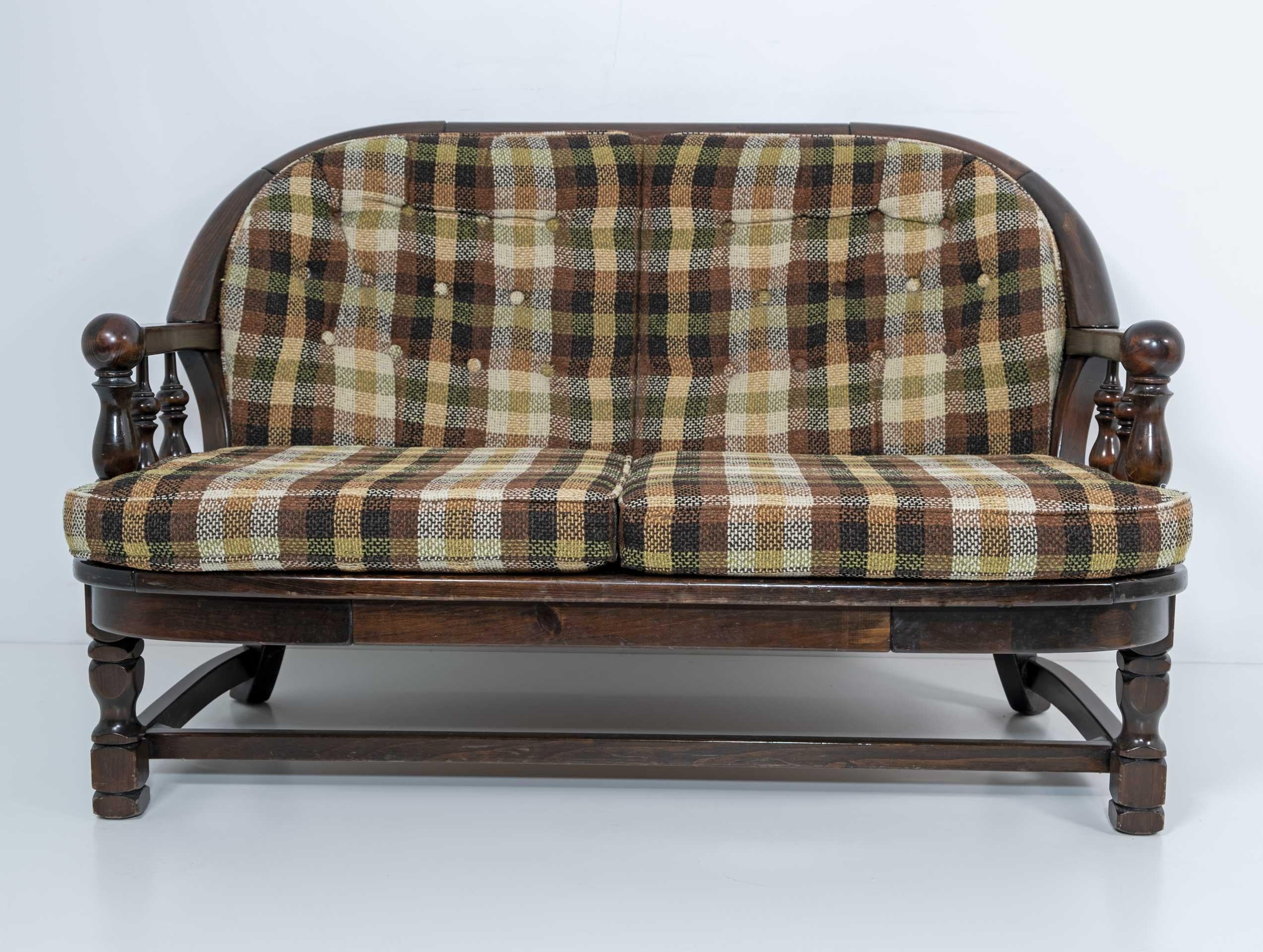 Modernes italienisches Mid-Century-Sofa aus Nussbaumholz und Stoff von Pizzetti Roma, 70er Jahre (Moderne der Mitte des Jahrhunderts) im Angebot