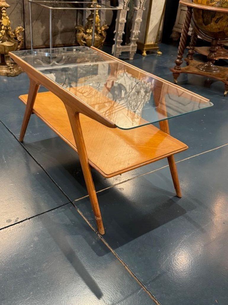 Mid-Century Modern Table basse en noyer et verre de style italien moderne du milieu du siècle en vente
