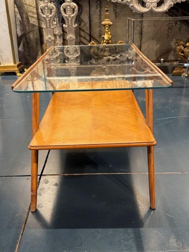 Table basse en noyer et verre de style italien moderne du milieu du siècle Bon état - En vente à Dallas, TX