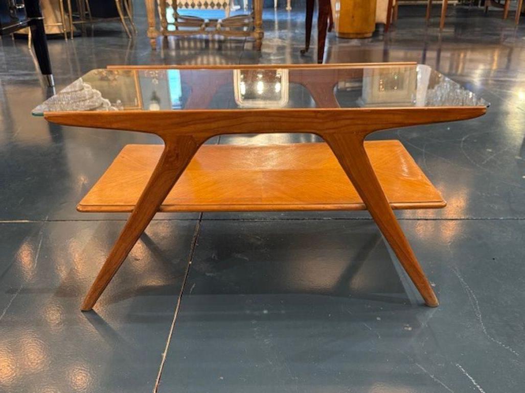20ième siècle Table basse en noyer et verre de style italien moderne du milieu du siècle en vente