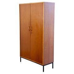 Armoire italienne moderne du milieu du siècle en noyer et érable sur stand par Dal Vera