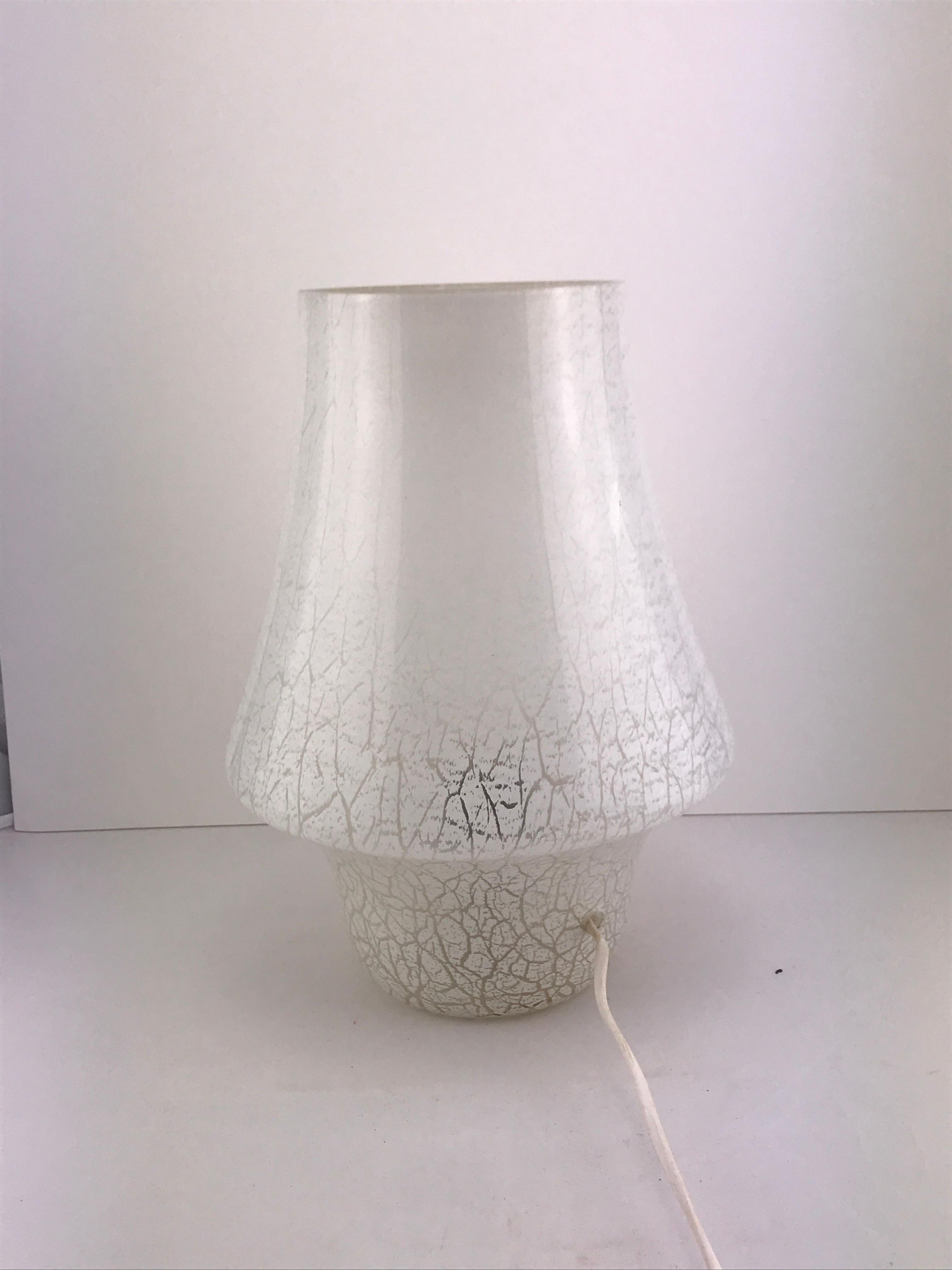 Mid-Century Modern Italienische Pilz-Tischlampe aus weißem Muranoglas, 1960er Jahre (Moderne der Mitte des Jahrhunderts) im Angebot