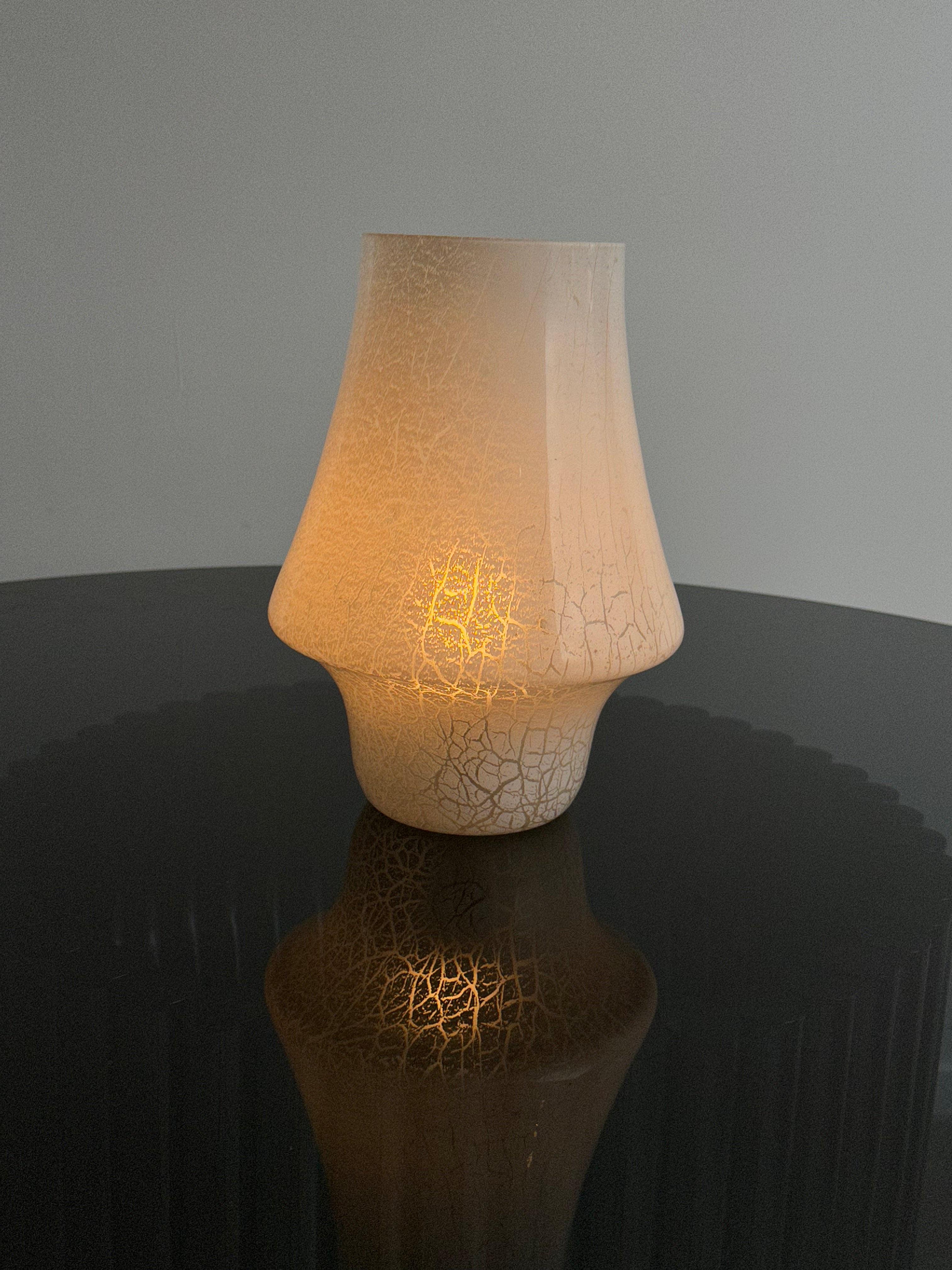 Mid-Century Modern Italian White Murano Glass Mushroom Table Lamp, 1960s In Good Condition For Sale In Byron Bay, NSW
