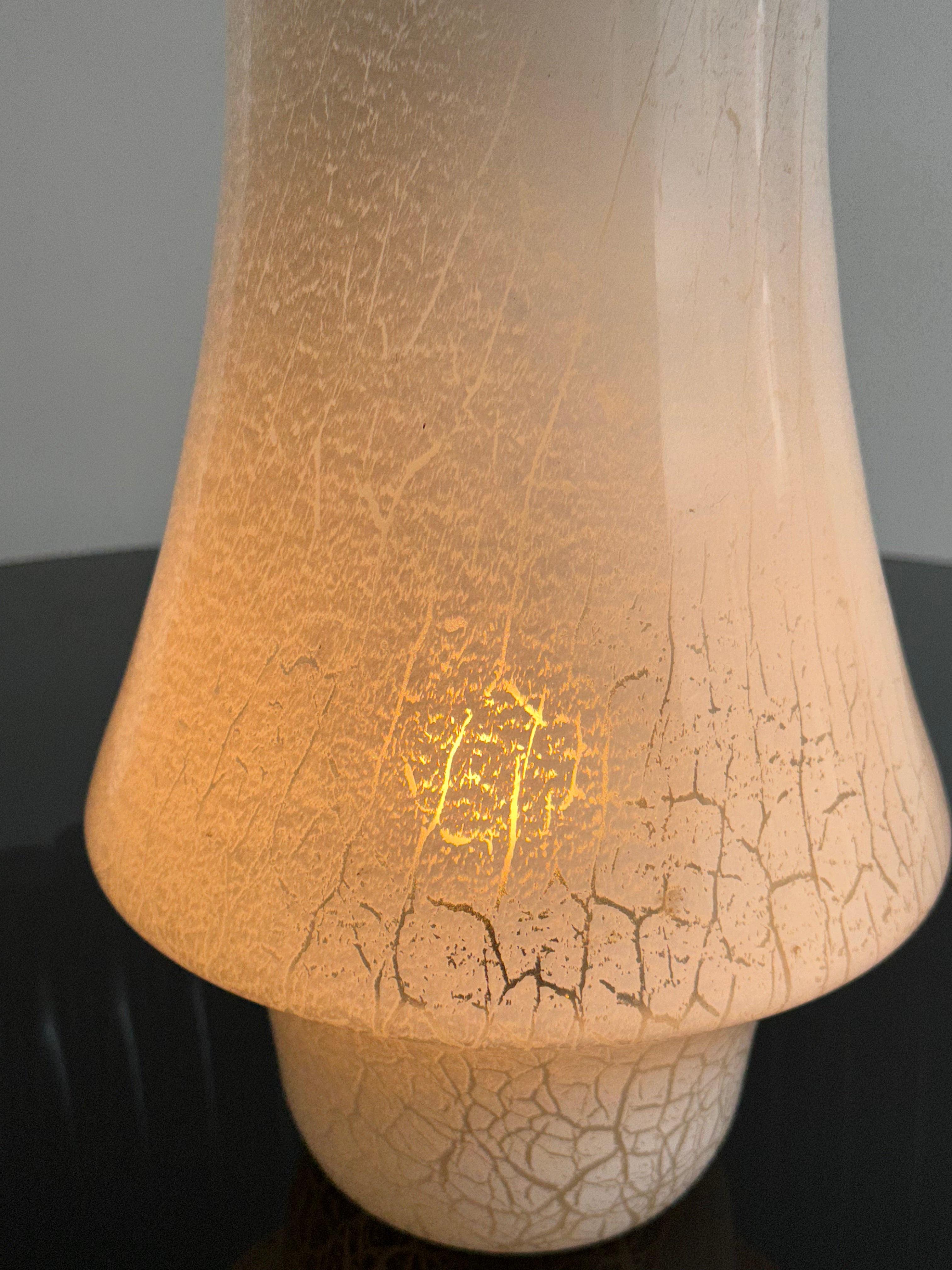 Mid-Century Modern Italian White Murano Glass Mushroom Table Lamp, 1960s For Sale 2