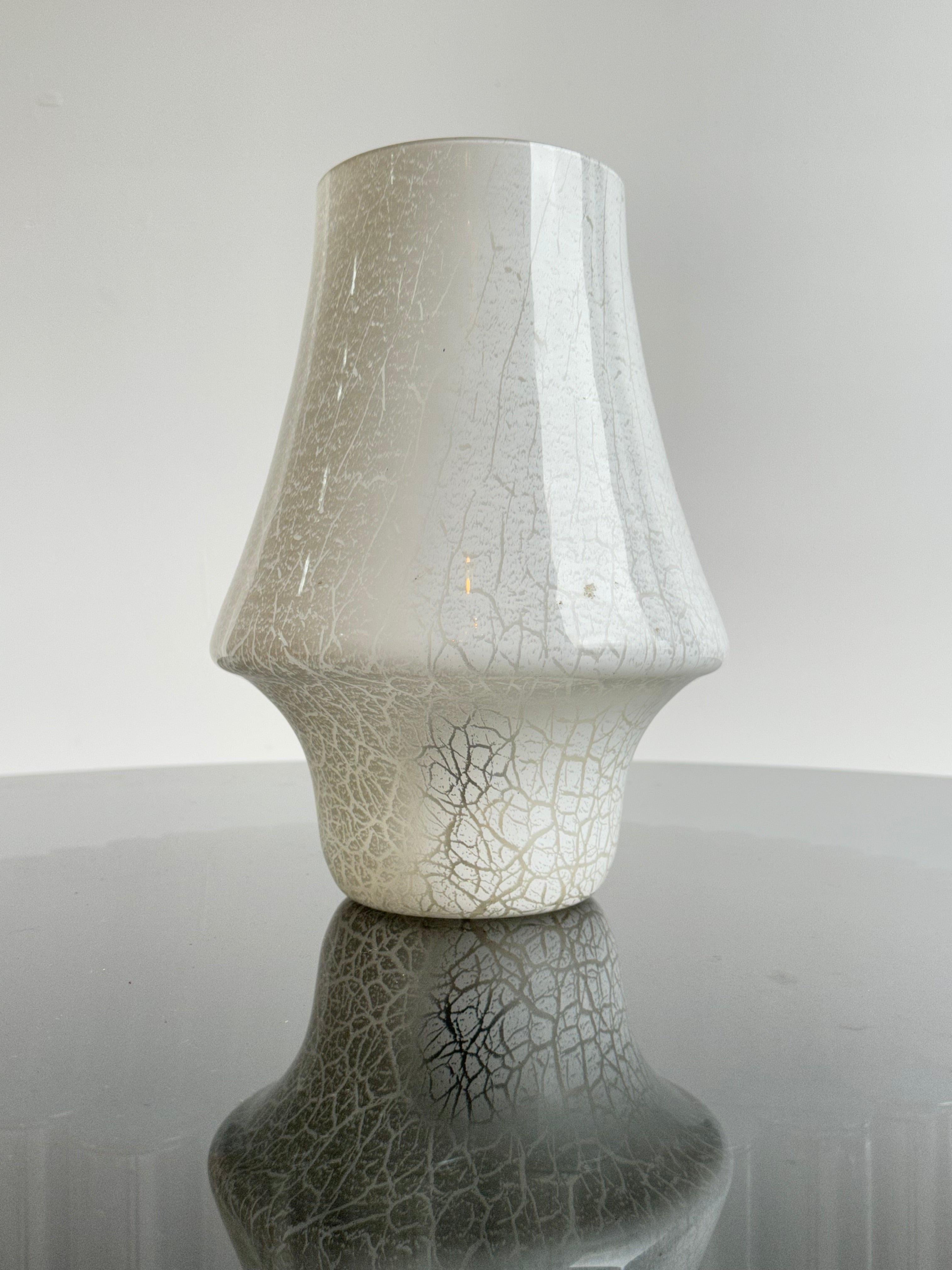 Mid-Century Modern Italian White Murano Glass Mushroom Table Lamp, 1960s For Sale 3