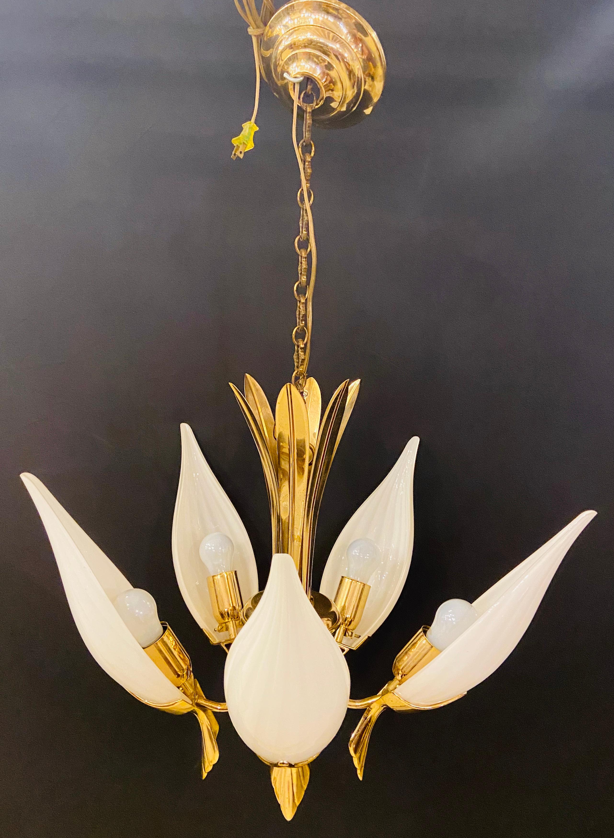 Mid-Century Modern Italian white Tulip milk glass chandelier
This MCM stylish chandelier is made in Italy and features 5 handmade quality milk glass petals in white to form a tulip shape. The chandelier can take 5 bulbs. This beautiful chandelier