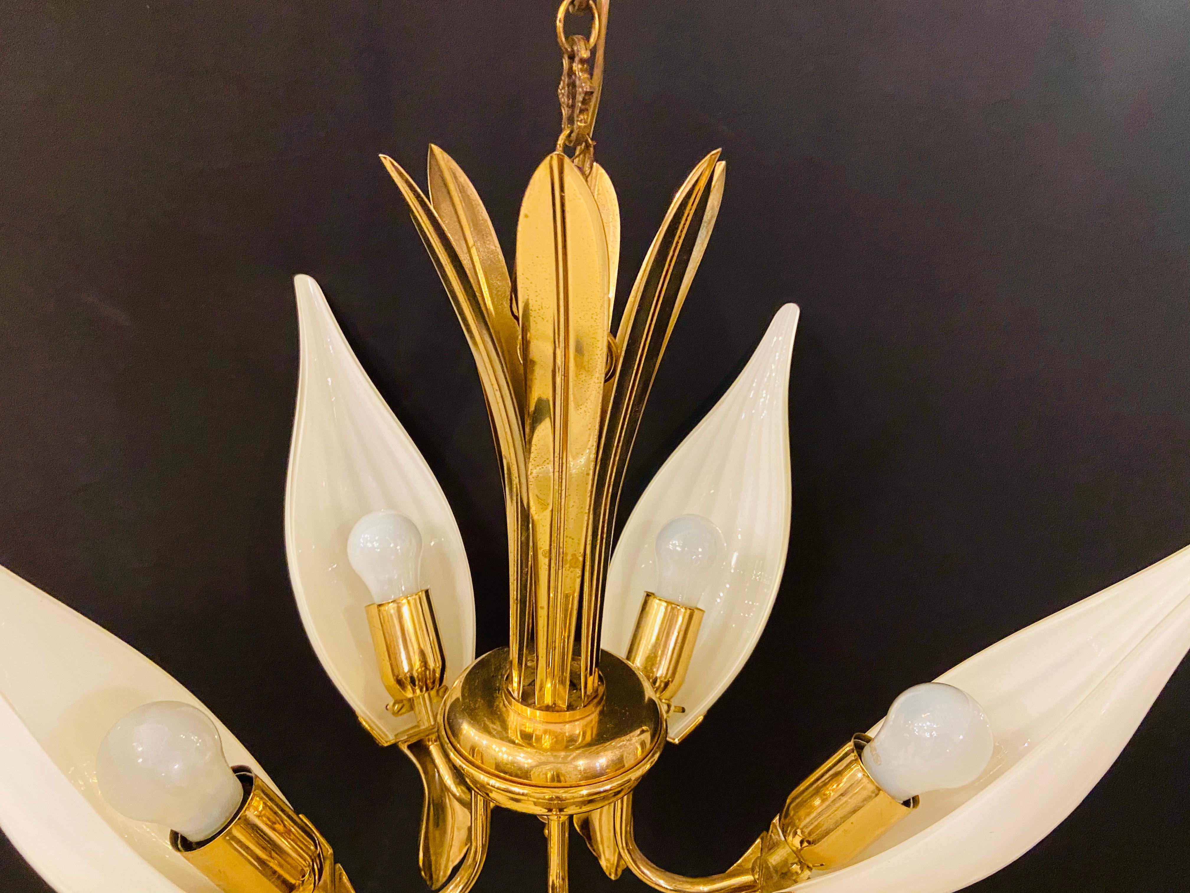 Mid-Century Modern Italian White Tulip Milk Glass Chandelier In Good Condition In Plainview, NY